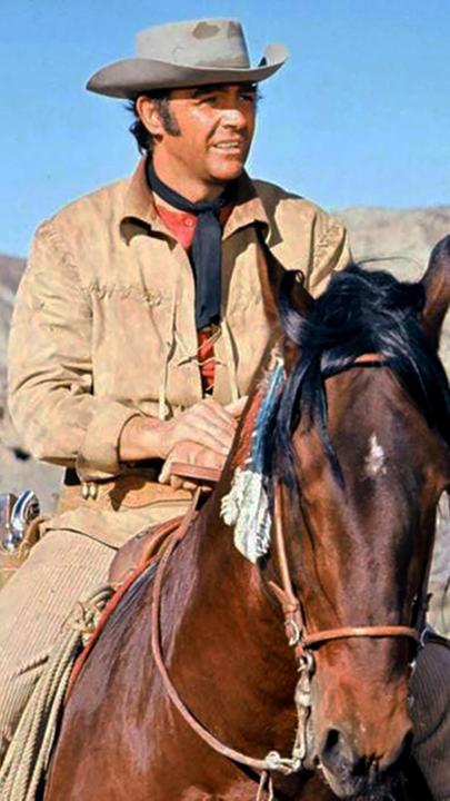 "Shalako": Irina Lazaar (Brigitte Bardot) und Shalako (Sean Connery) reiten nebeneinander durch eine Wüste.