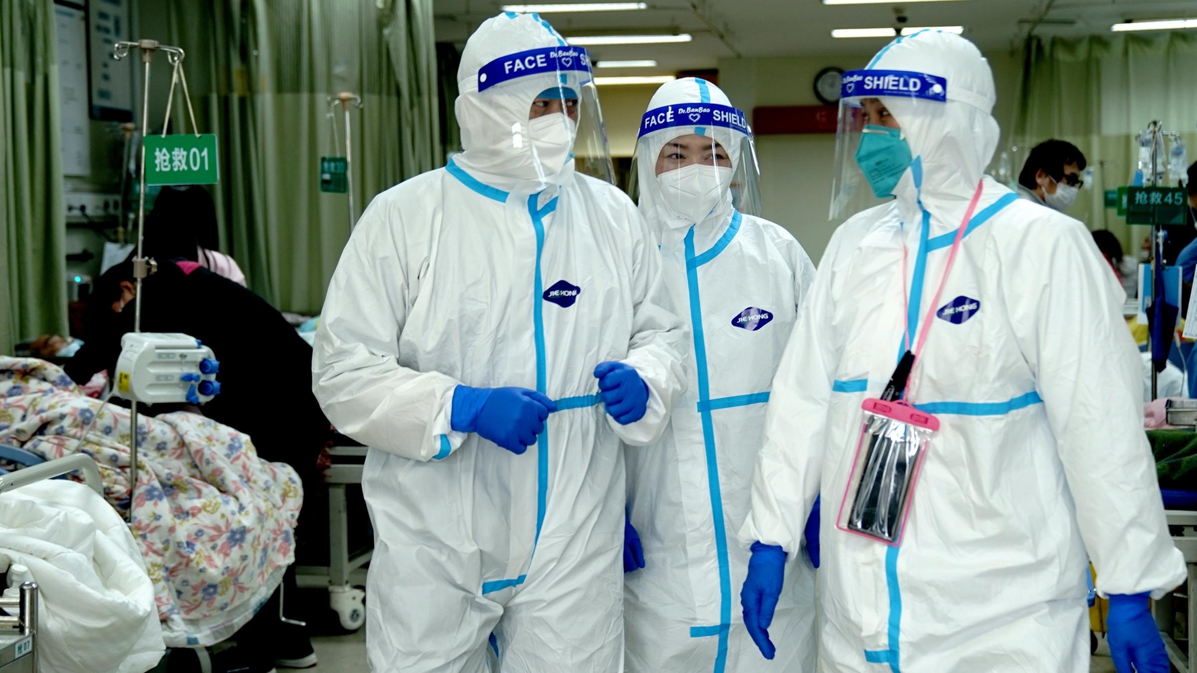 Ärzte in Schutzanuügen am 20.04.2022 in Shanghai