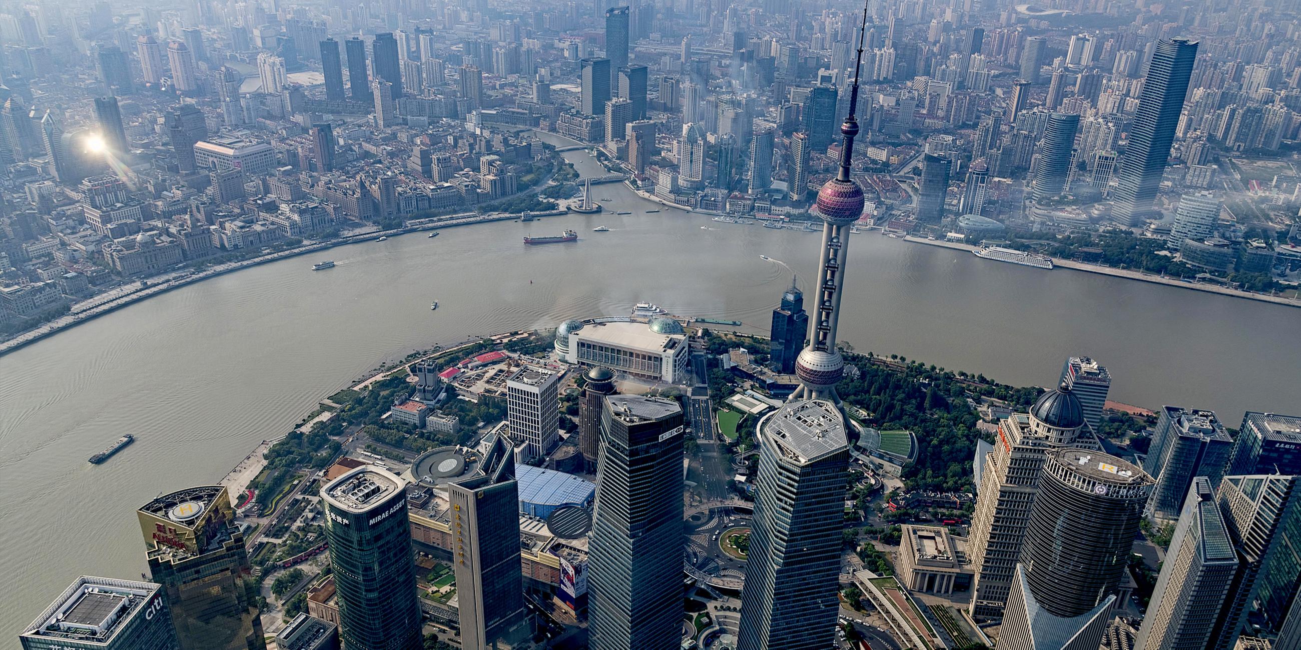 Ausblick von Shanghai Tower auf Oriental Pearl Tower, Pudong, Shanghai, China, Asien