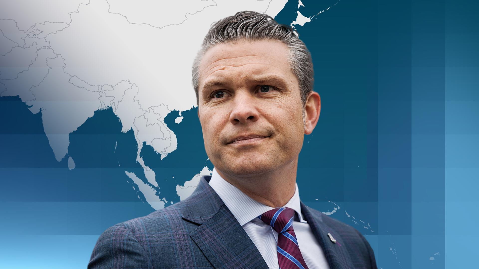 Kriegsminister Pete Hegseth in einem grauen Anzug. Es handelt sich um ein Cut-Out von Hegseth. Im Hintergrund ist eine Karte der indopazifischen Region.
