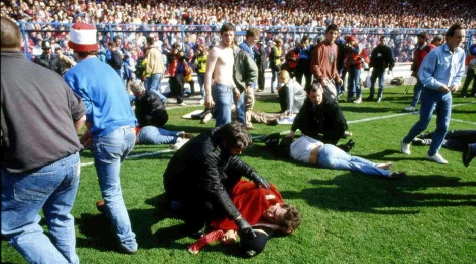 Archiv: Fans  kümmern sich um verletzte Zuschauer am 15.04.1989 im Stadion Hillsborough in Sheffield