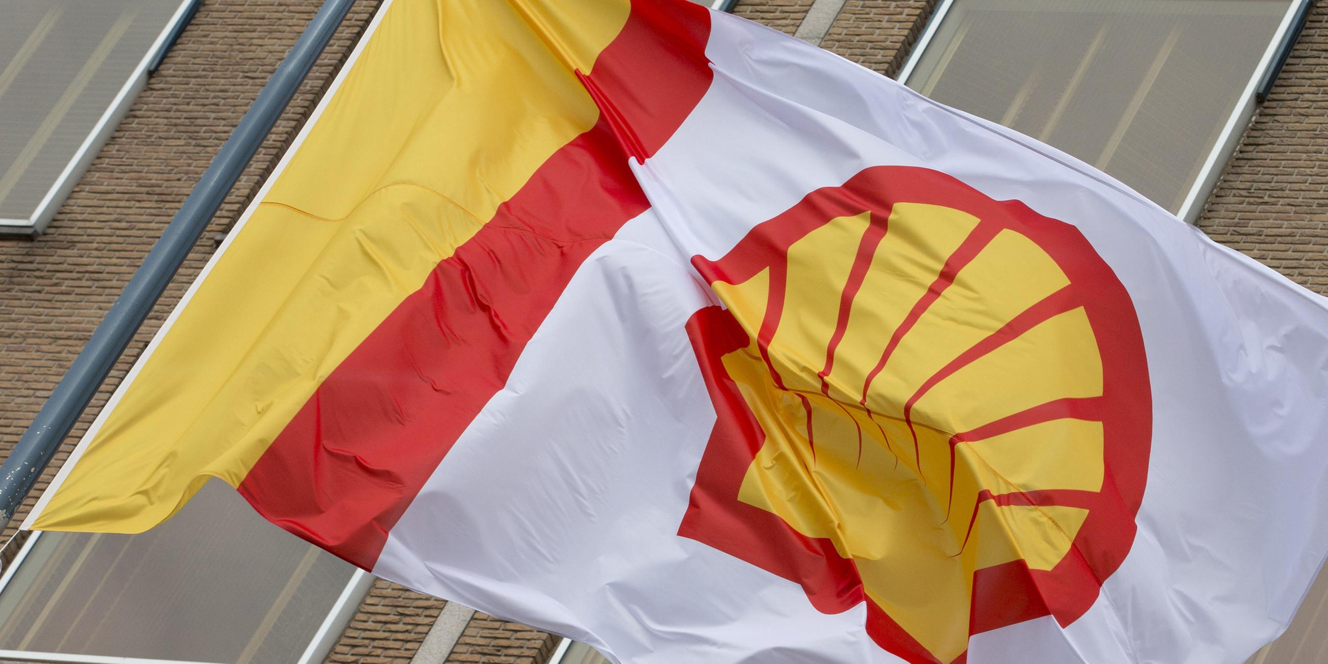 Flagge mit Shell Logo vor der Konzernzentrale in Den Haag