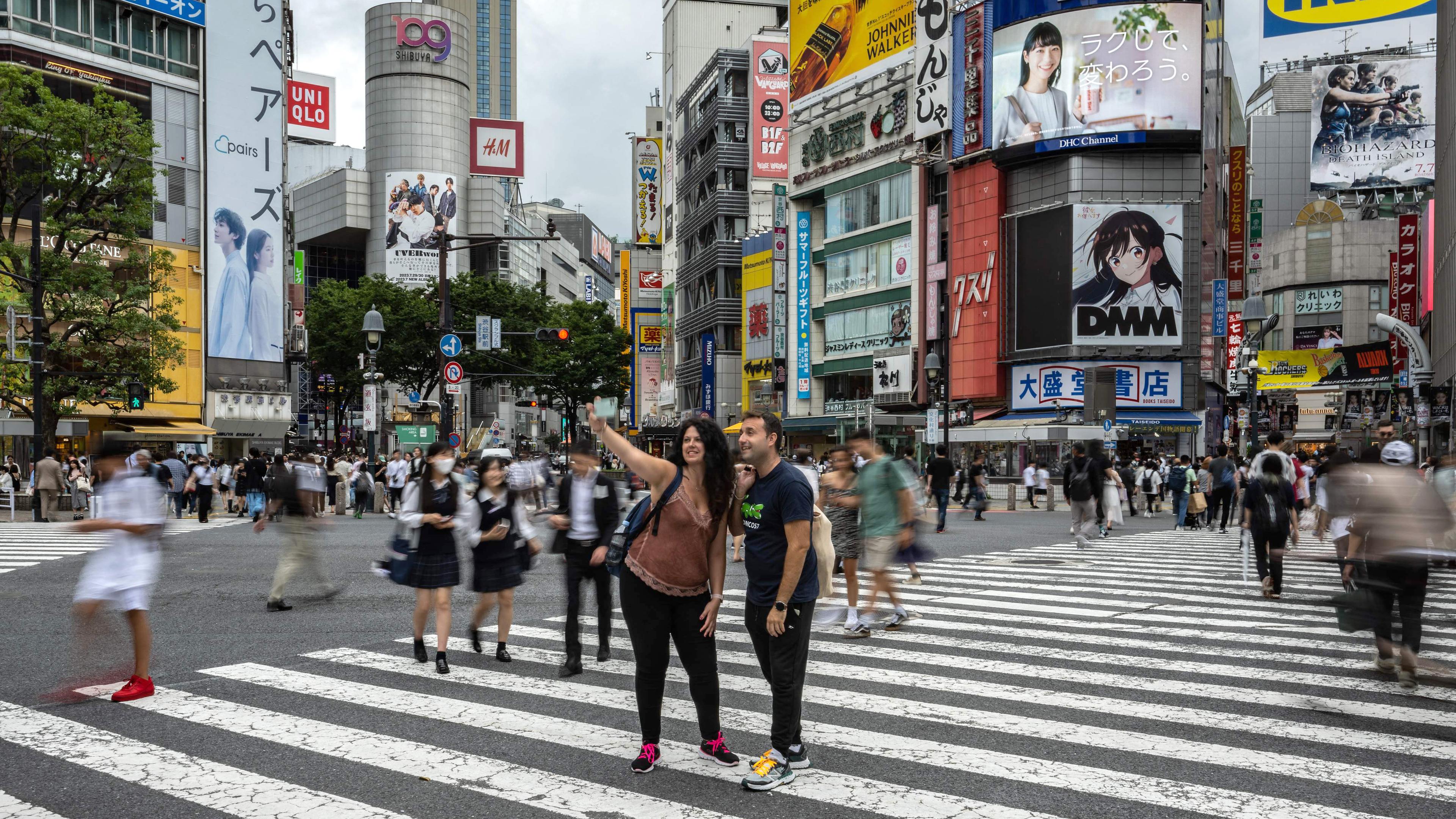 Menschen fotografieren am 14.062023 an der "Shibuya Crossing" im Stadtteil Shibuya in Tokio (Japan)