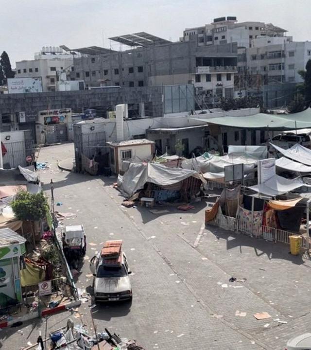 Das Shifa-Krankenhaus von oben, davor Zelte