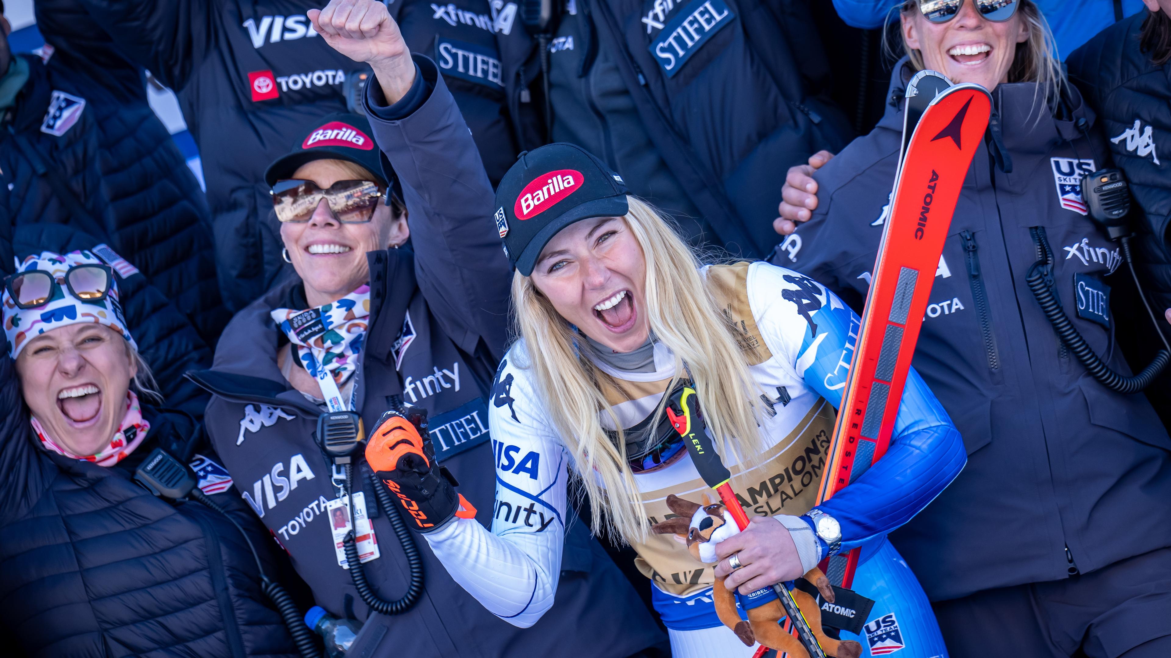 Ski-AlpinWM, Riesenslalom: Mikaela Shiffrin (2. von Rechts) jubelt neben ihrer Mutter Eileen (2. von Links) und Teamkollegen auf dem Podium über ihren Sieg.