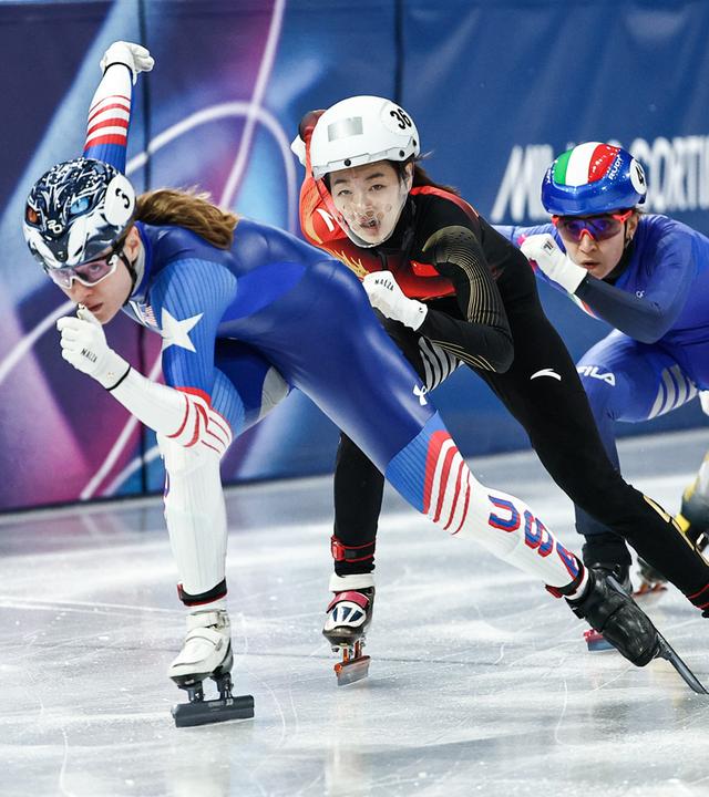Corinne Stoddard, Xinran Wang , Arianna Sighel und Rika Kanai im Vorlauf über 500 Meter Shorttrack der Frauen am 10.02.2026 in Mailand. 