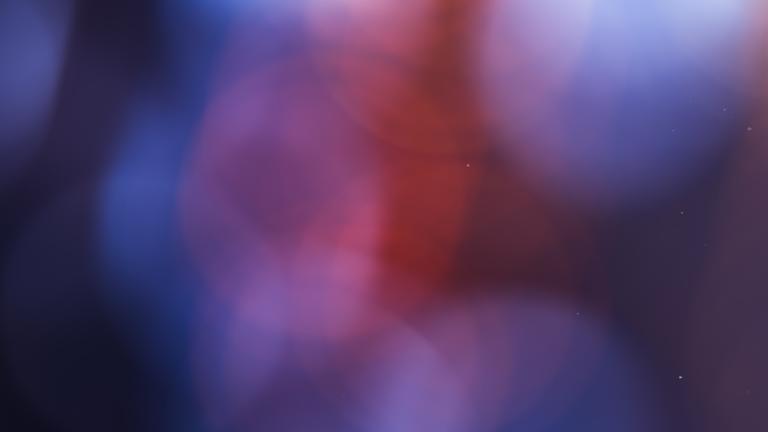 Abstraktes Bild: unscharfe rote und lilafarbene Bildpunkte