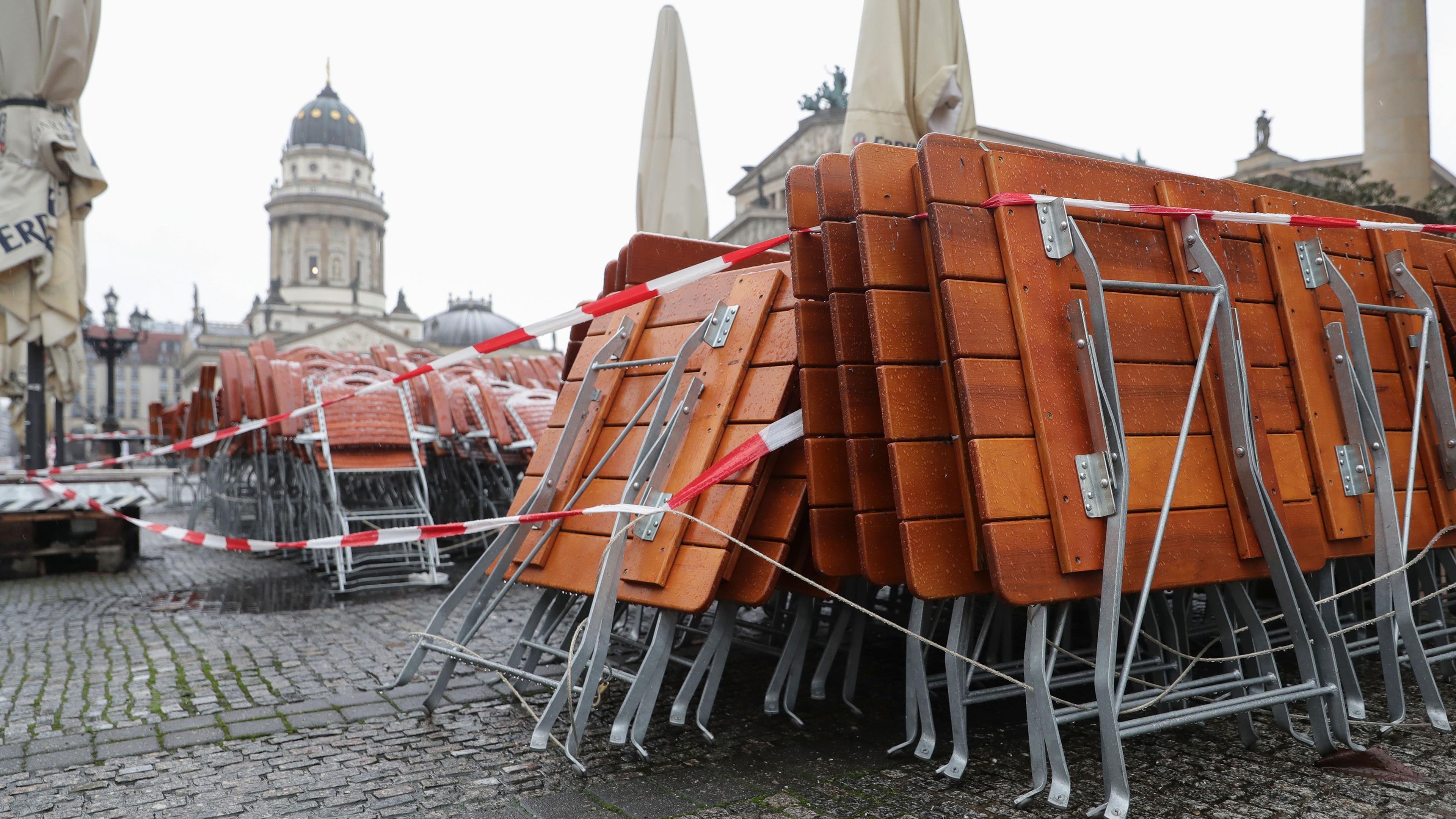 Zusammengeklappte Tische eines Lokals in Berlin am 19.01.2021.