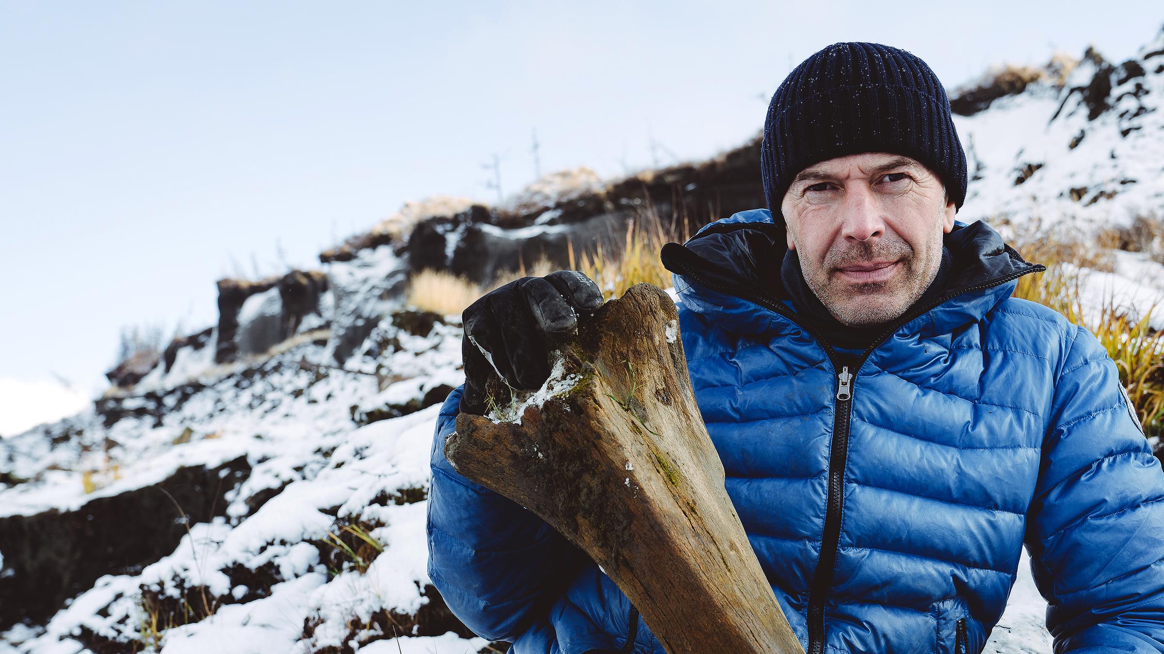 Dirk Steffens steht vor Mammuts.