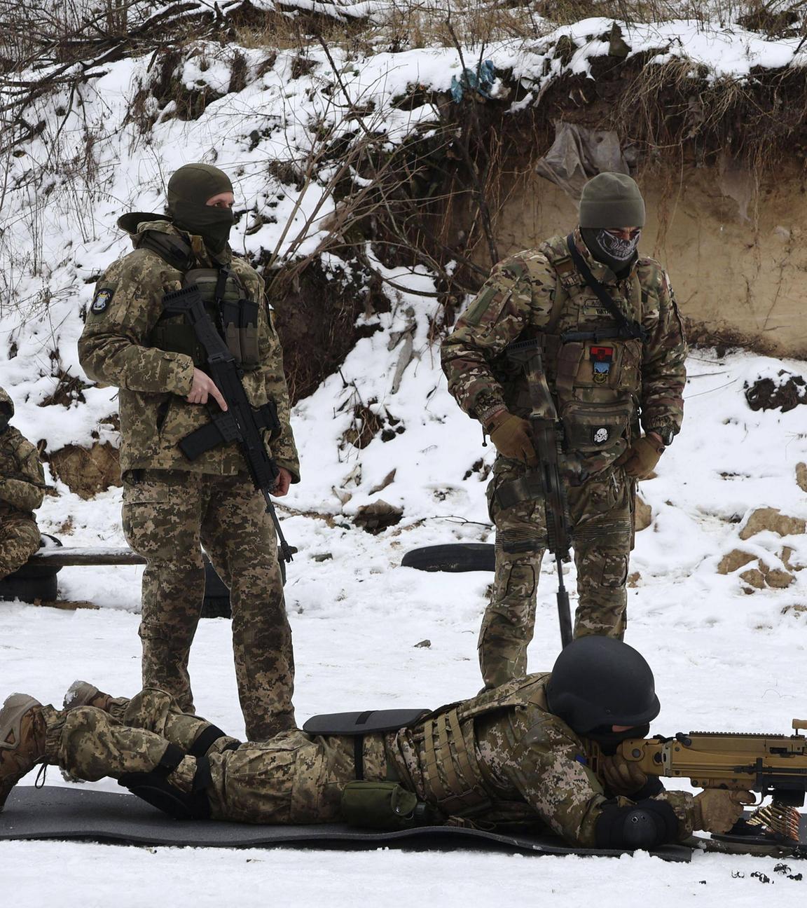 Russische Freiwillige, die sich dem ukrainischen Militär angeschlossen haben, um gegen ihr Heimatland zu kämpfen, werden in der Provinz Kiew in der Zentral- und Nordukraine ausgebildet. Archivbild