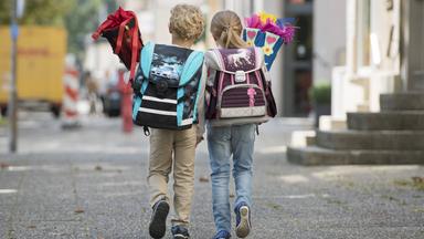 Zwei Schulanfänger auf dem Weg zur Schule