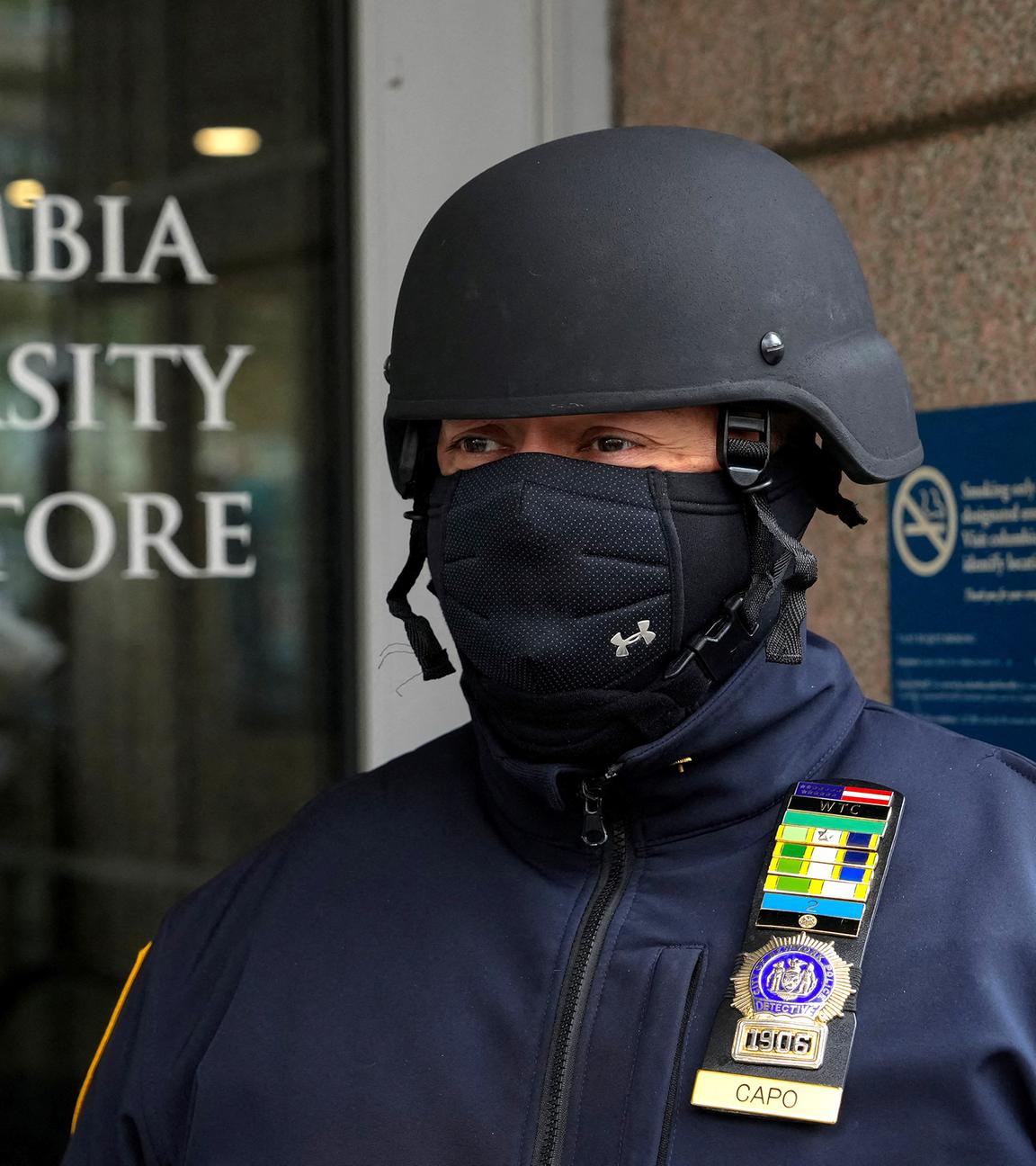 NYPD-Offizier steht vor der Columbia University Wache.