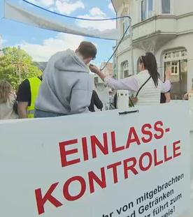 Einlasskontrolle bei Volksfest