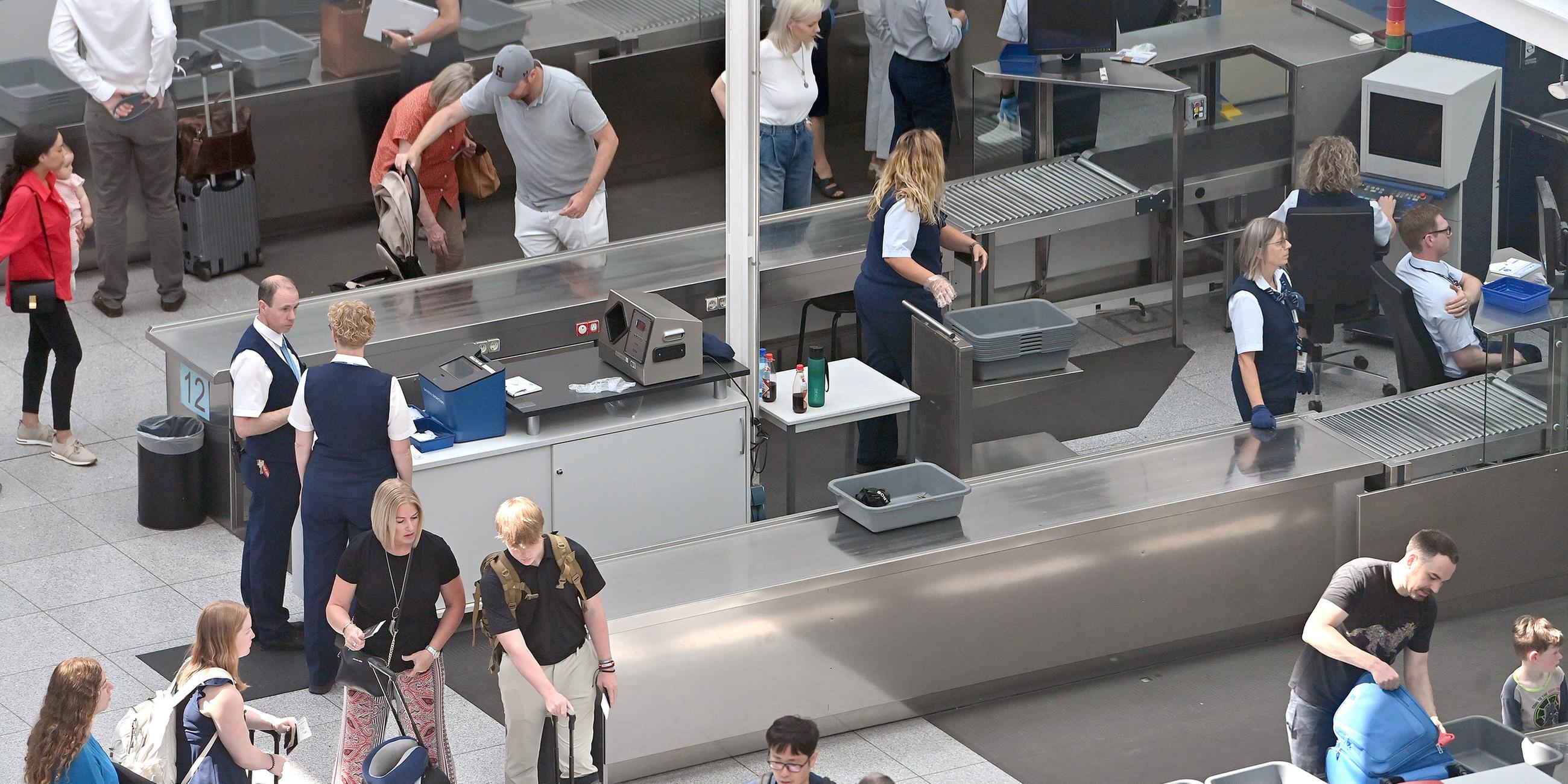 Sicherheitspersonal am Kontrollstation am Flughafen München