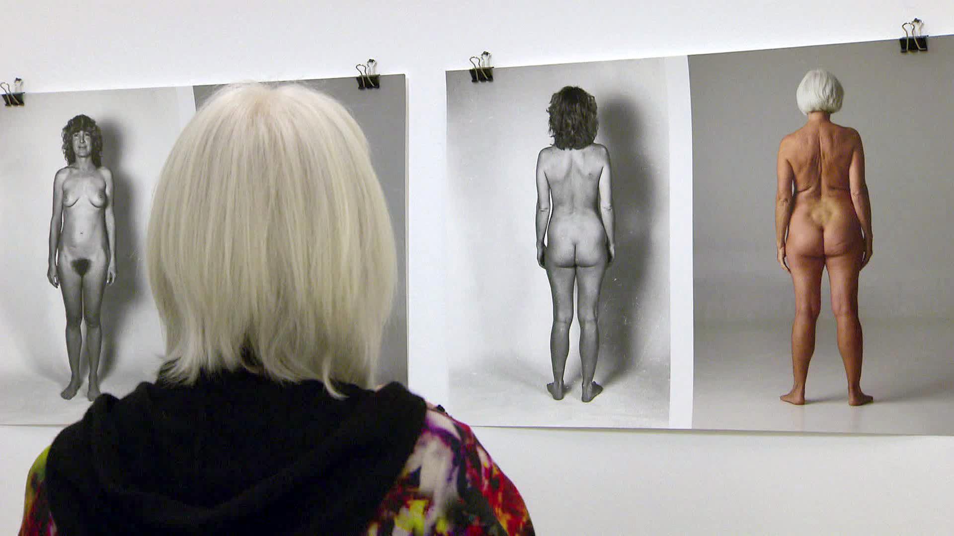 Margot Pilz vor ihrer Fotoarbeit Before - After. 