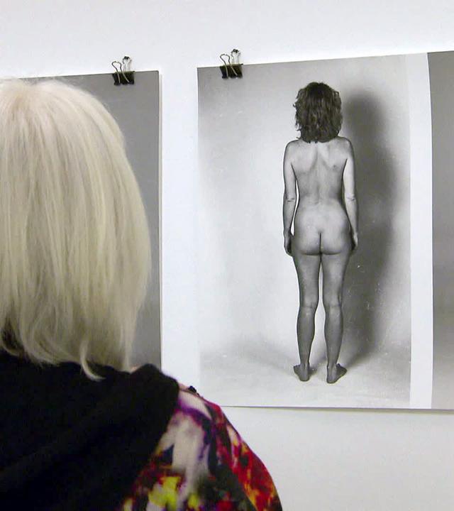 Margot Pilz vor ihrer Fotoarbeit Before - After. 