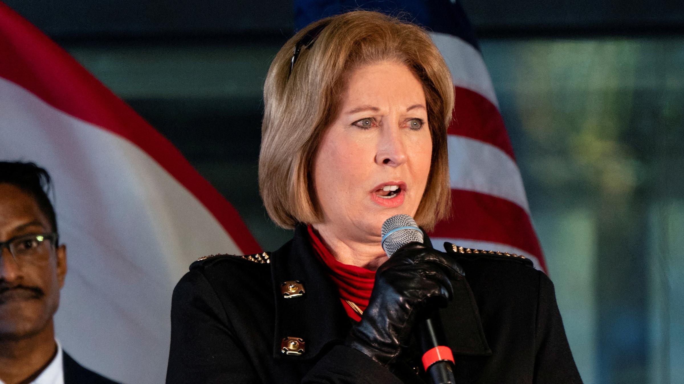 Rechtsanwältin Sidney Powell spricht auf einer Pressekonferenz zu den Wahlergebnissen in Alpharetta am 02.12.2020. 