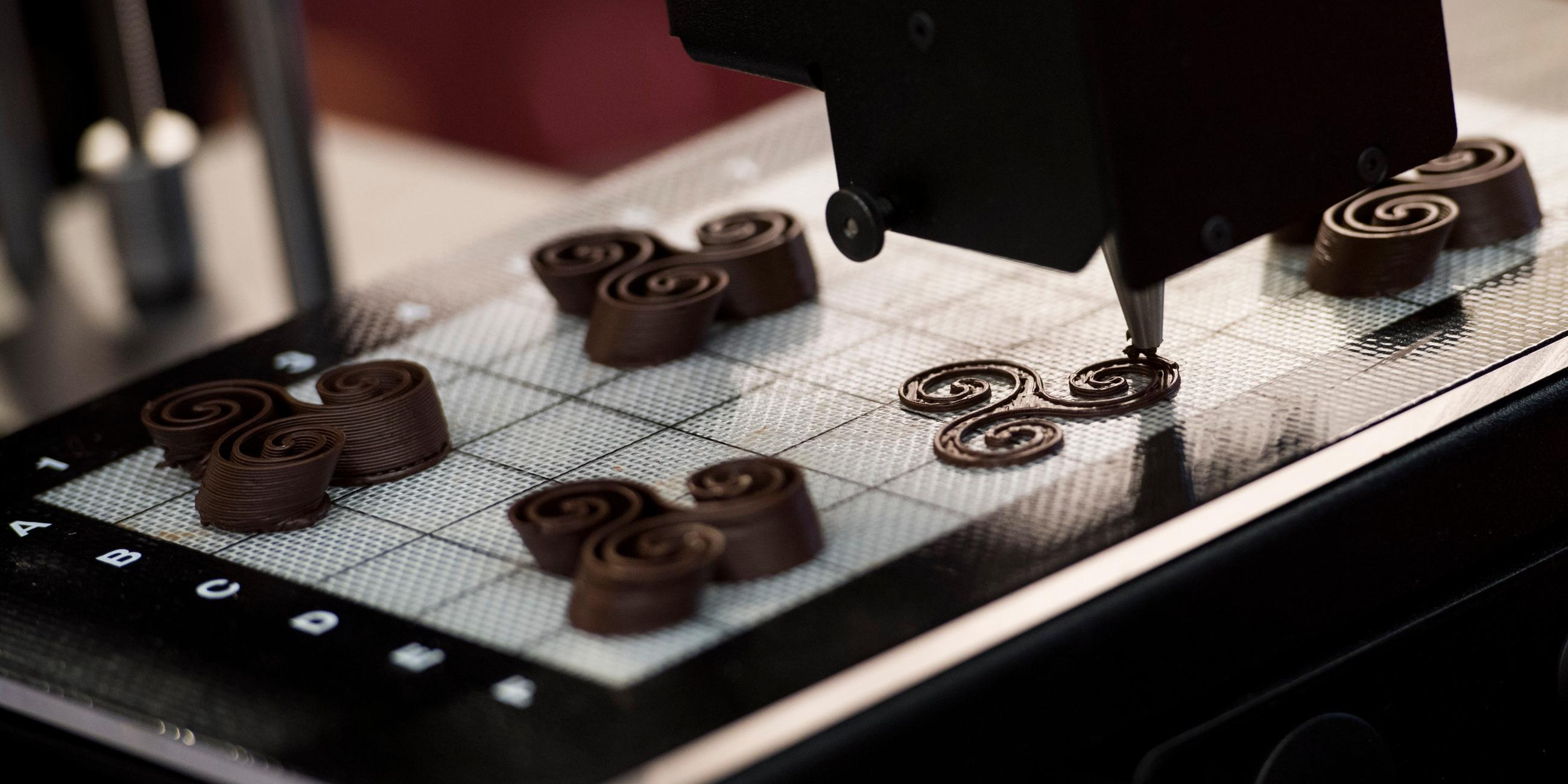 Ein 3D Drucker stellt Schokolade her