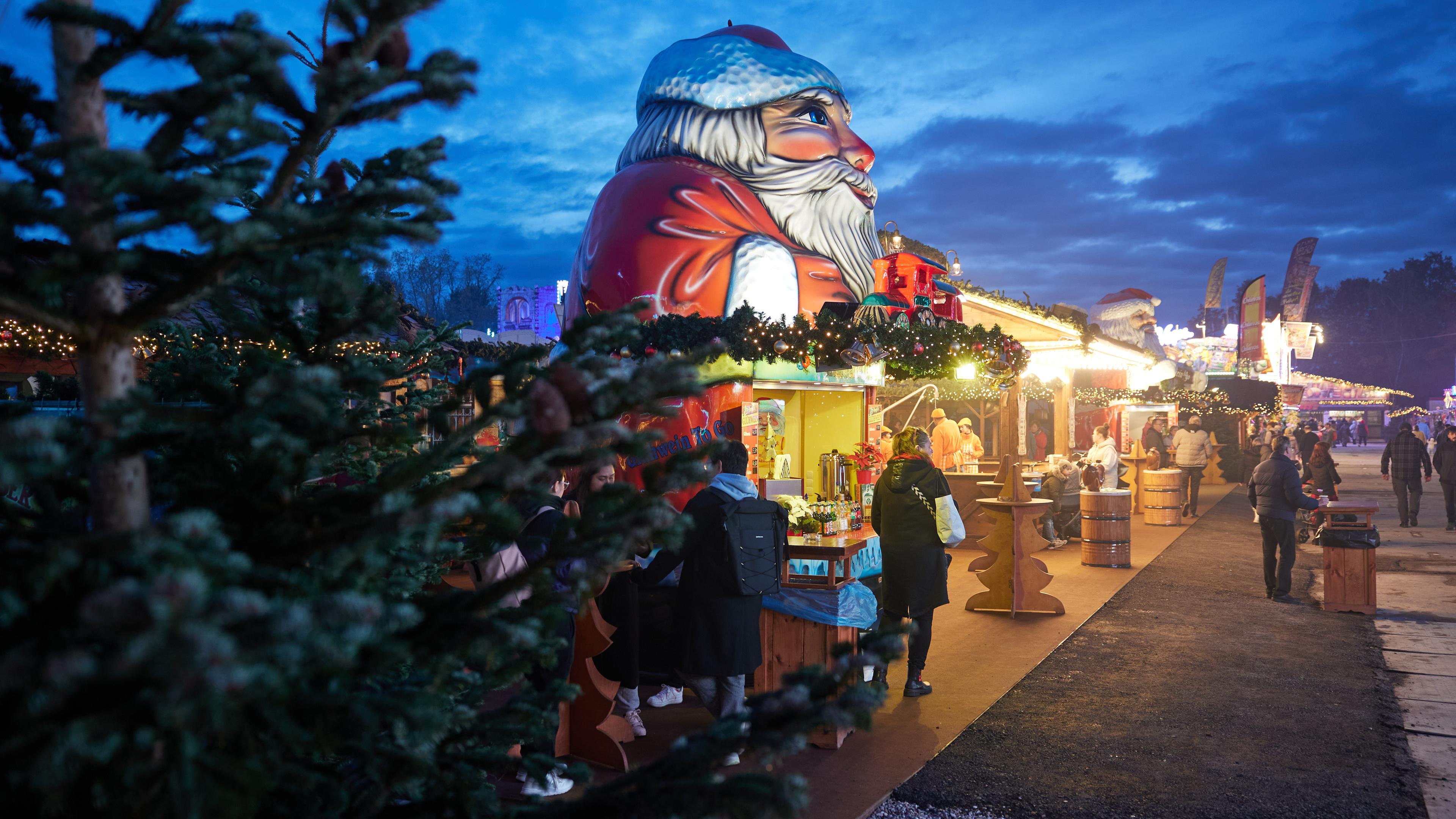 Berlin: Blick auf den Weihnachtsmarkt "Winterzauber" in Lichtenberg.