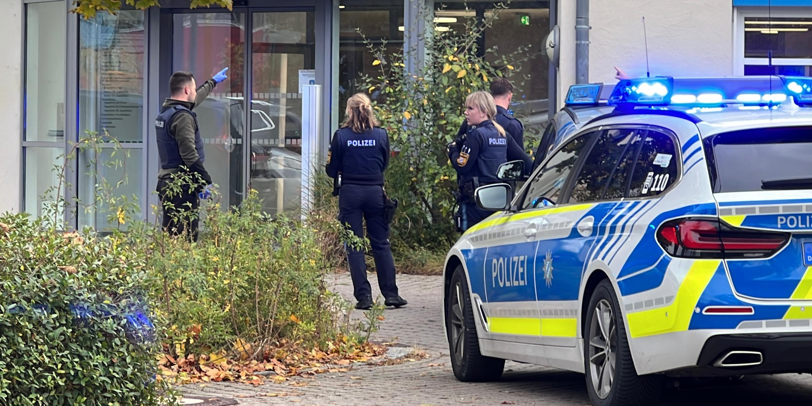 Bayern, Regensburg: Polizisten stehen vor einer kinder- und jugendpsychiatrischen Einrichtung in der ein 14-Jähriger einen Siebenjährigen sowie ein 63-Jährigen angegriffen haben soll.