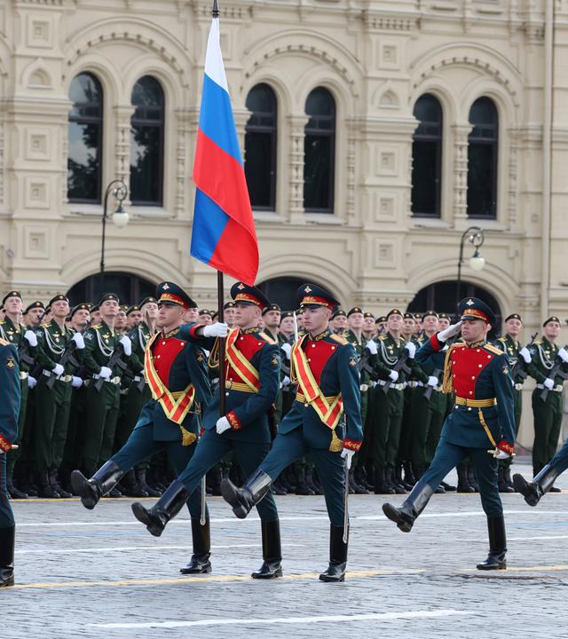Mitglieder einer Ehrengarde nehmen an einer großen Parade zum 80. Jahrestag des Sieges der Sowjetunion im Großen Vaterländischen Krieg in Moskau, Russland, am 9. Mai 2025 teil