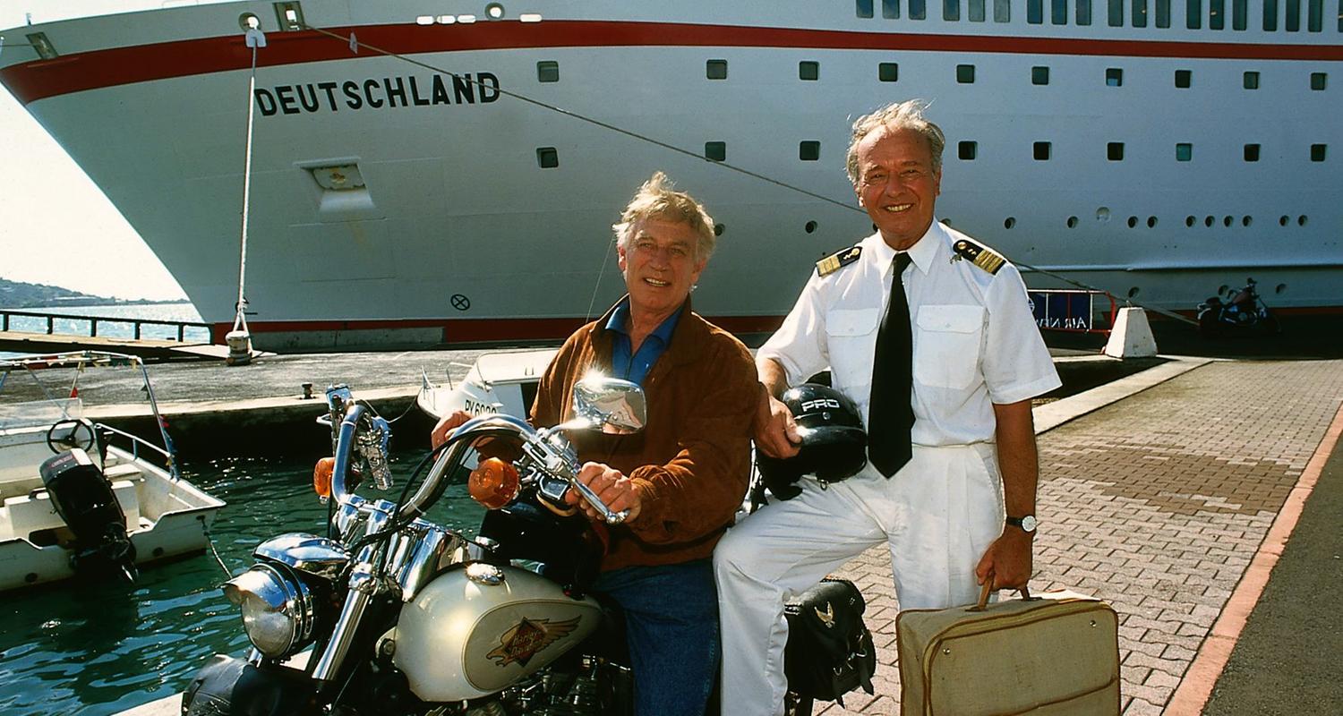 Siegfried Rauch als Kapitän Paulsen und Horst Naumann als Schiffsarzt Dr. Schröder vor dem neuen ZDF-Traumschiff MS Deutschland, aufgenommen am 30.07.2001