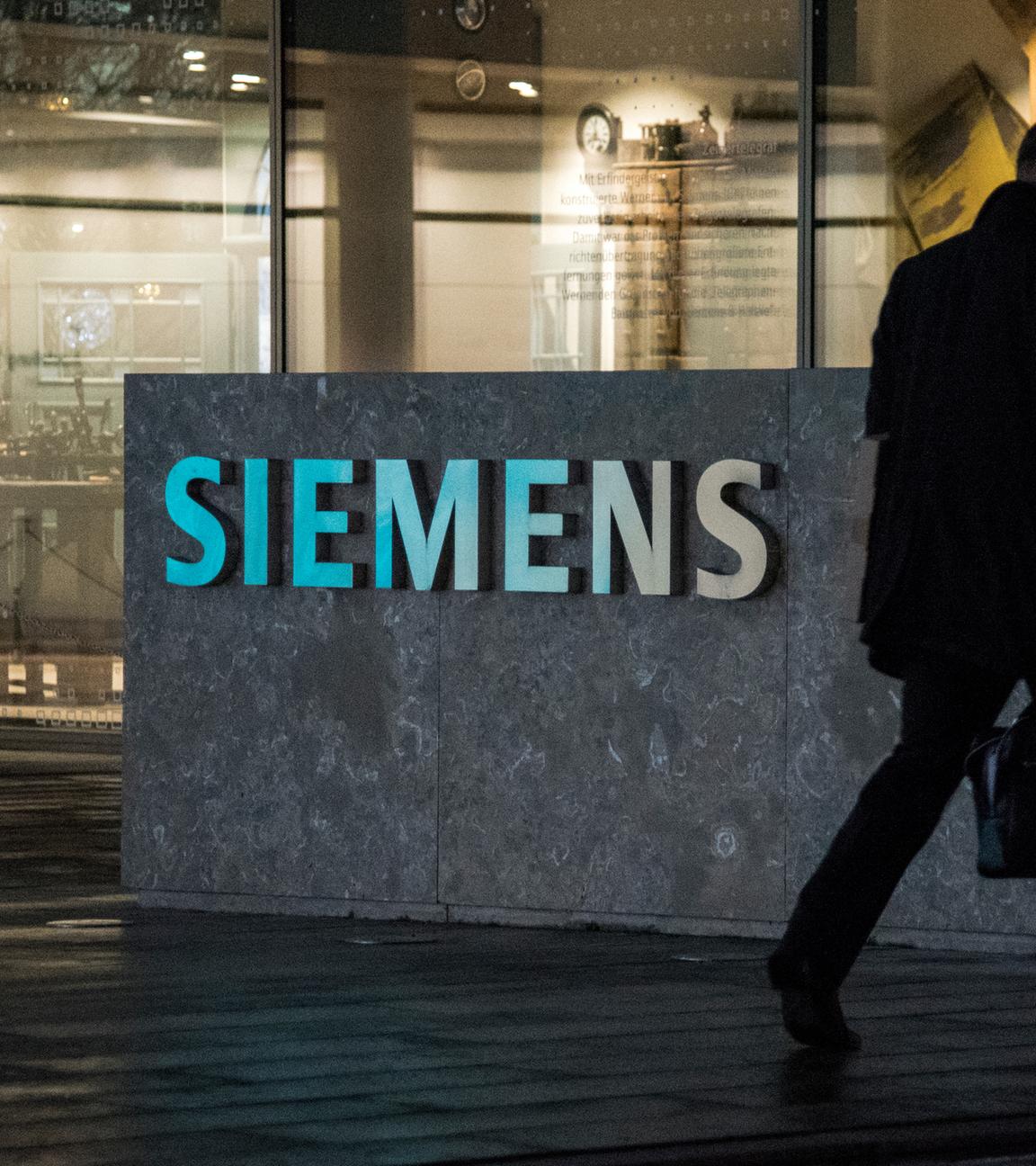 Das Firmenlogo von Siemens in München.