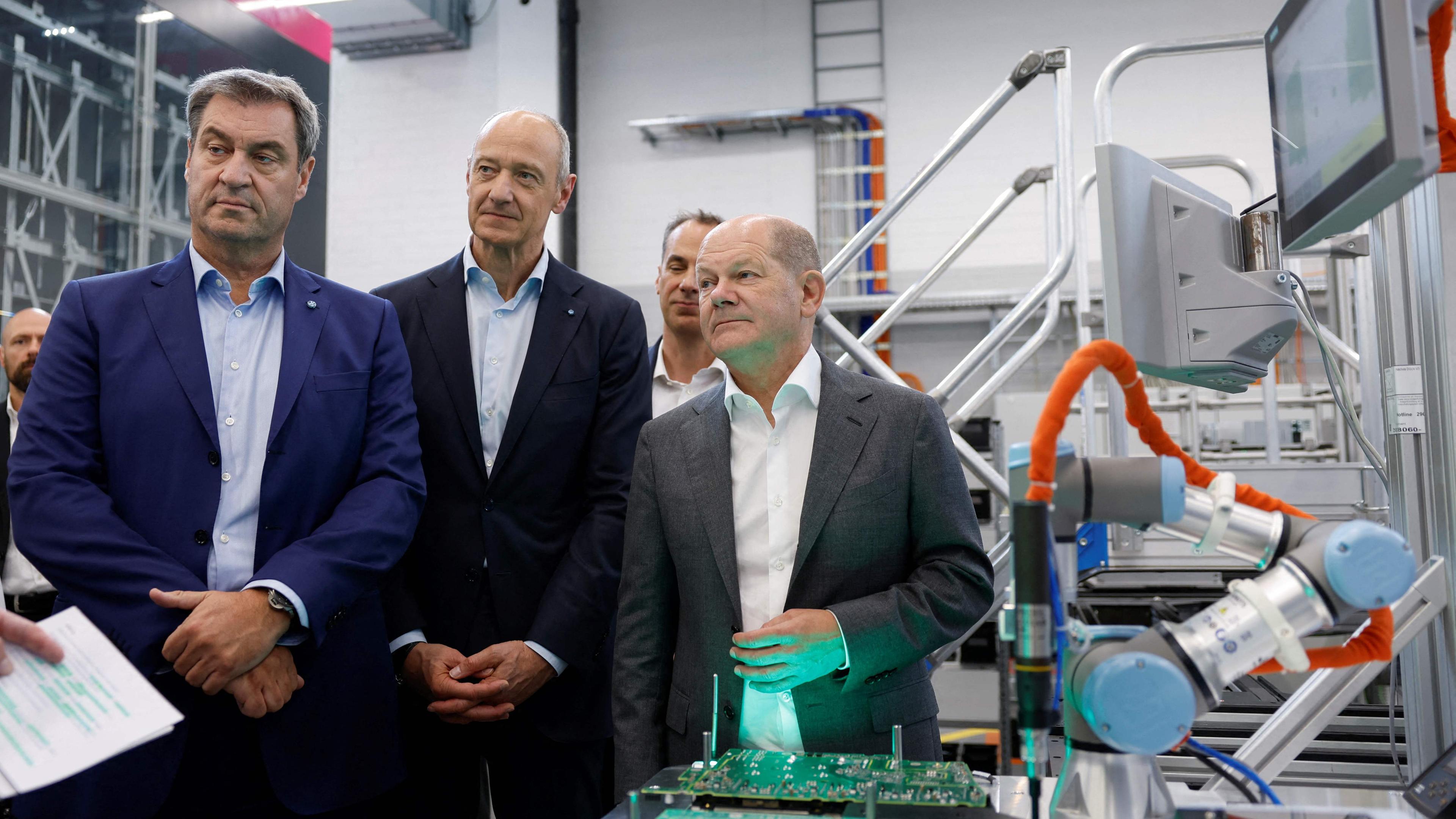 Zu sehen sind Scholz und Söder zu Besuch im Siemens-Werk in Erlangen. 