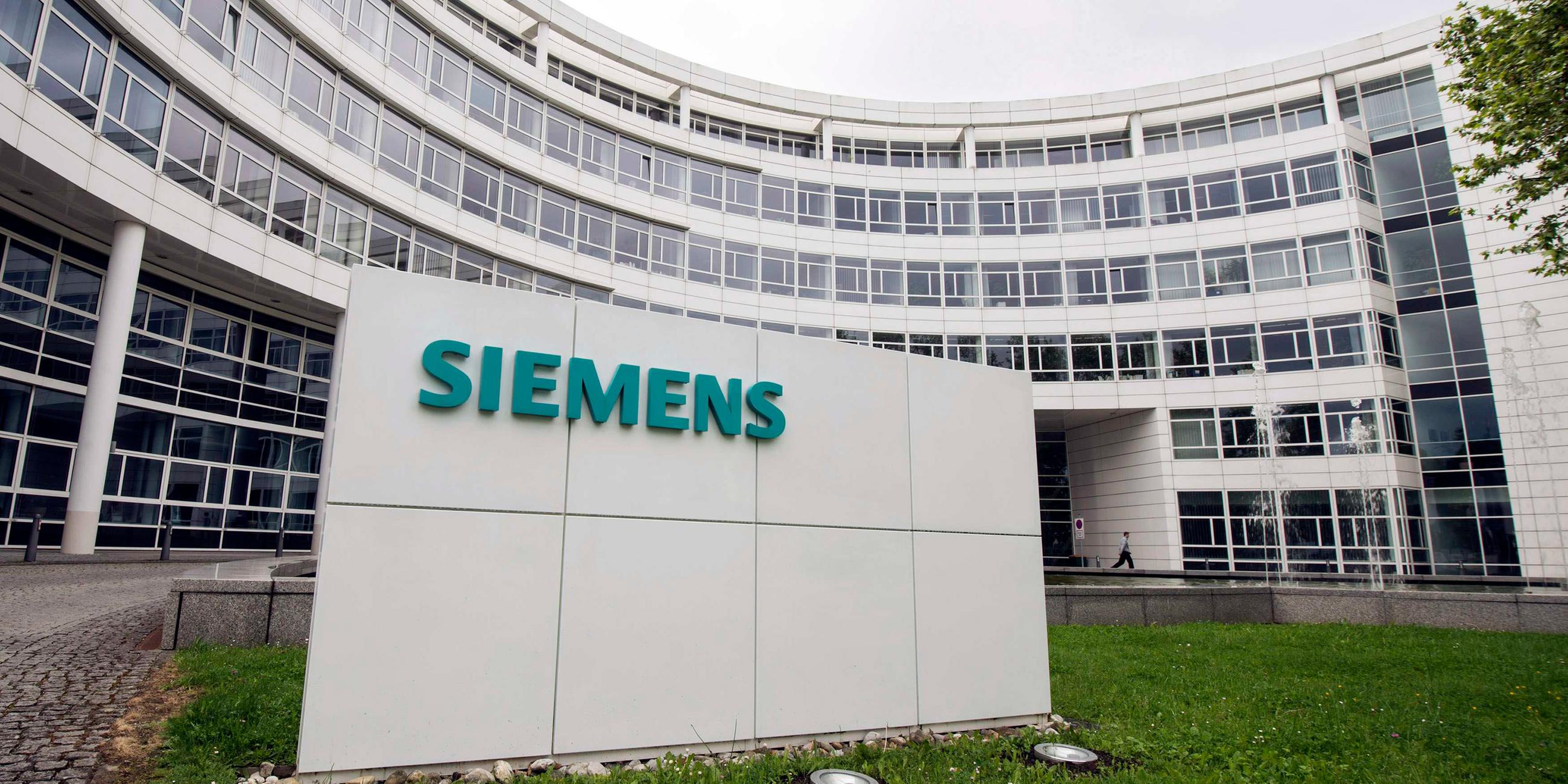 Siemens-Logo vor dem Hauptsitz in München