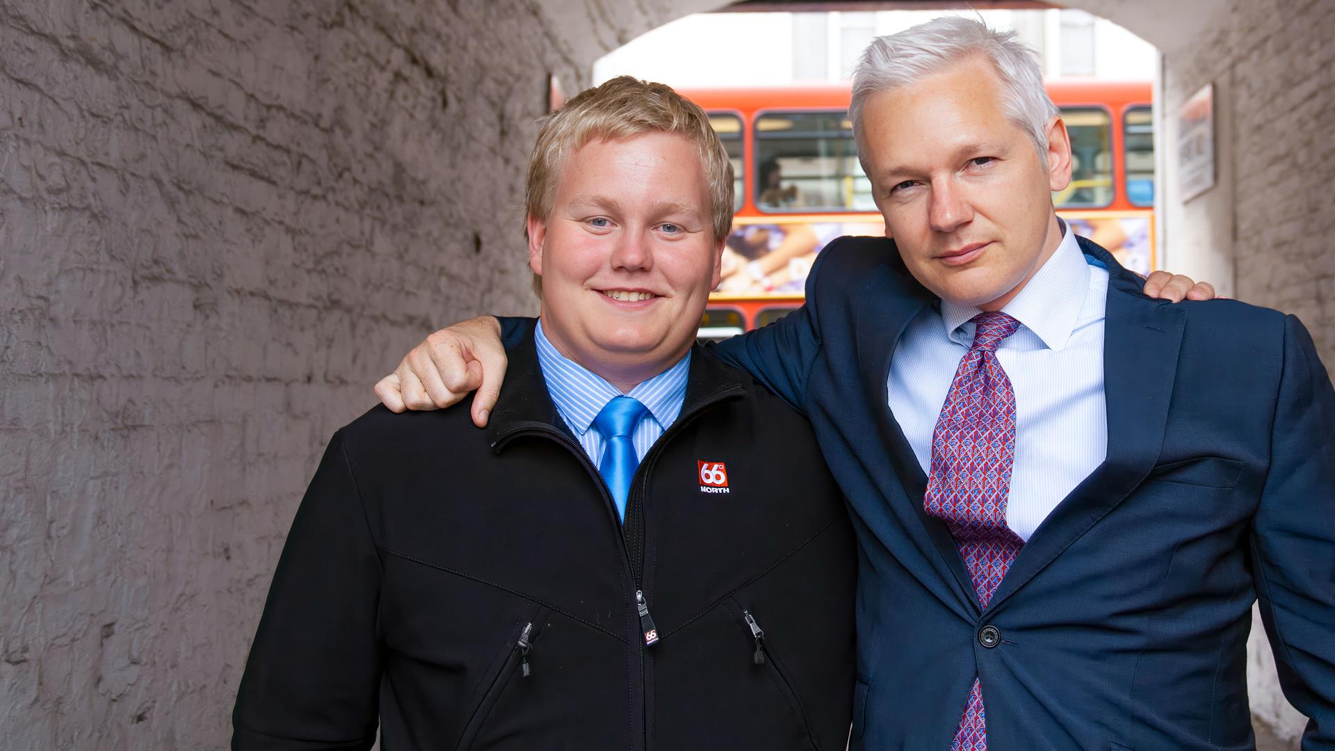 Julian Assange hat den Arm um Sigurdur Thordarson ("Siggi der Hacker") gelegt. Beide schauen in die Kamera.