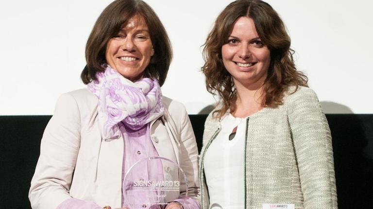 12. Juni 2013:  SCHAU HIN!-Sprecherin Susanne Rieschel (ZDF) und Andrea Baur (Das Erste) mit dem Signis-Preis in der Kategorie Engagement