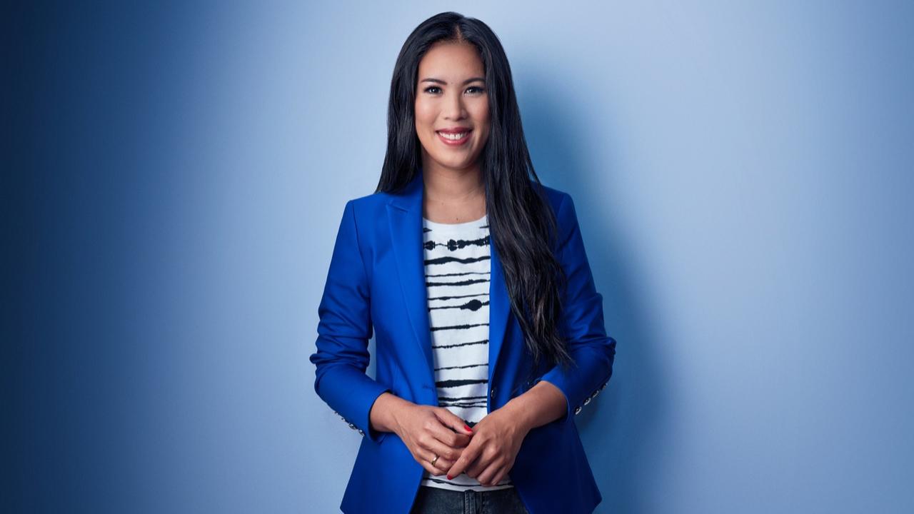 Porträt von Dr. Mai Thi Nguyen-Kim, Wissenschafsjournalistin im ZDF, vor blauem Hintergrund