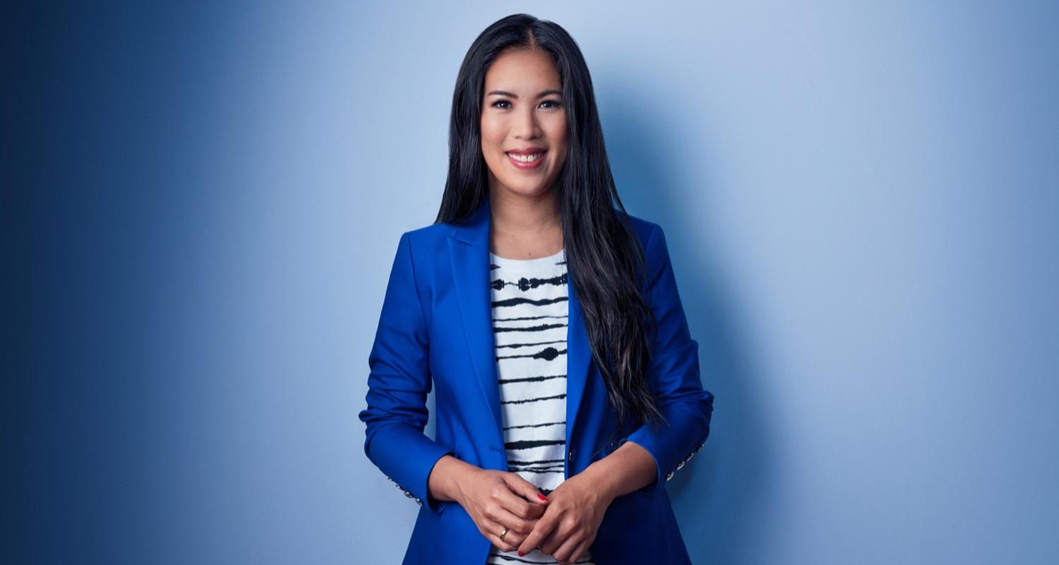 Porträt von Dr. Mai Thi Nguyen-Kim, Wissenschafsjournalistin im ZDF, vor blauem Hintergrund