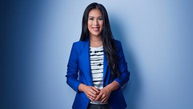 Porträt von Dr. Mai Thi Nguyen-Kim, Wissenschafsjournalistin im ZDF, vor blauem Hintergrund