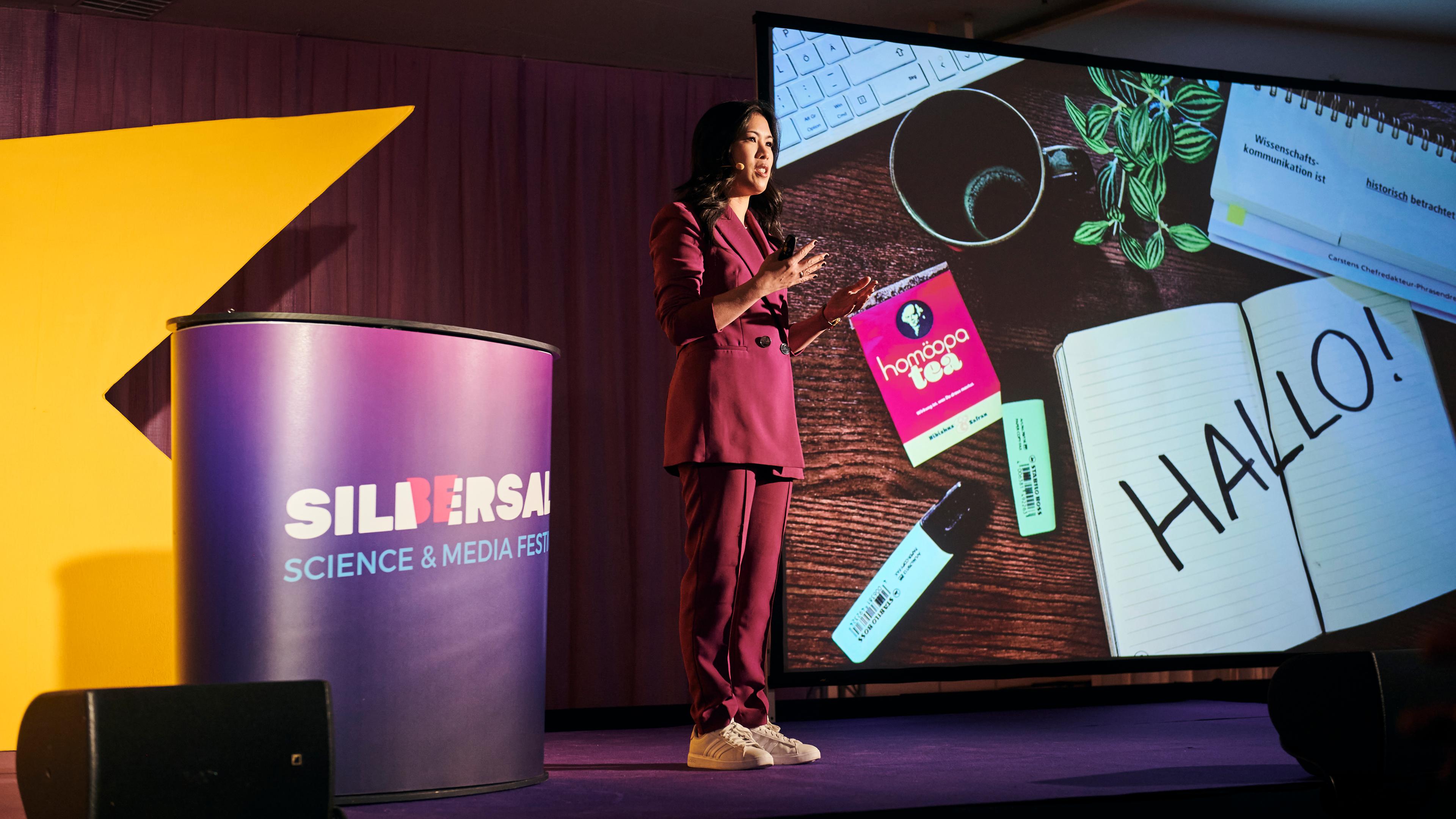 Das ZDF auf dem Silbersalz Festival 25: ZDF-Wissenschaftsjournalistin Dr. Mai Thi Ngyuen-Kim auf der Bühne während ihrer Eröffnungsrede des SILBERSALZ-Festivals