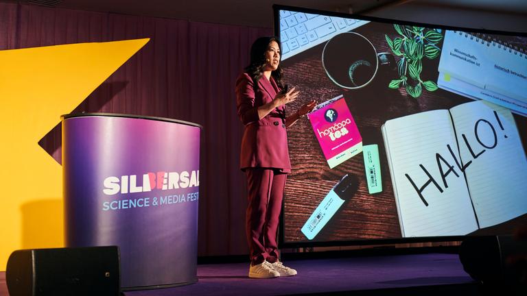 Das ZDF auf dem Silbersalz Festival 25: ZDF-Wissenschaftsjournalistin Dr. Mai Thi Ngyuen-Kim auf der Bühne während ihrer Eröffnungsrede des SILBERSALZ-Festivals