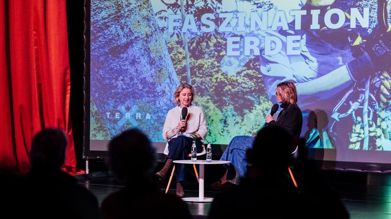 Die Wildtierärztin und Terra-X-Moderatorin Hannah Emde mit Moderatorin Christina von Ungern-Sternberg auf dem Podium während ihrer Session auf dem SILBERSALZ Festival 26 in der Urania 70.