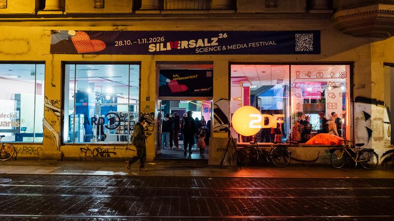 Nachtaufnahme ZDF-Stand in der Große Ulrichstraße zum SILBERSALZ Festival 26 in Halle (Salle) 
