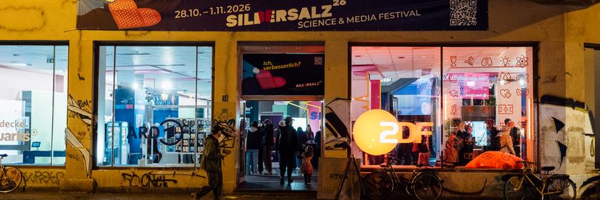 Nachtaufnahme ZDF-Stand in der Große Ulrichstraße zum SILBERSALZ Festival 26 in Halle (Salle) 