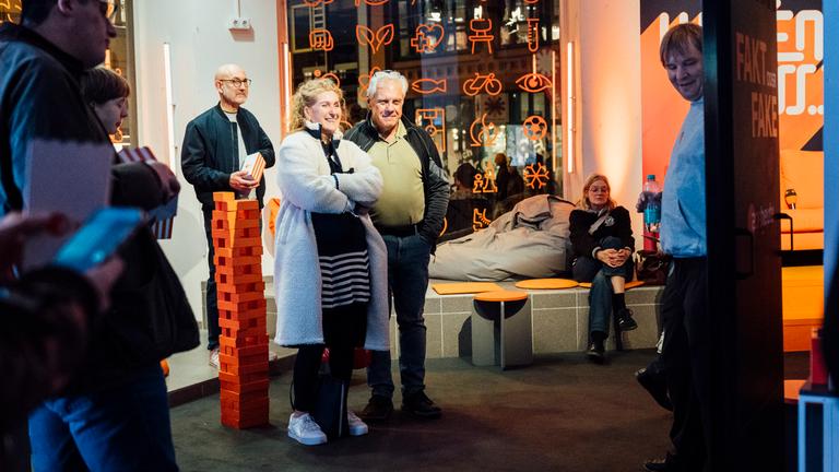SILBERSALZ Festival 26: Besucherinnen und Besucher mit ZDF-Mitarbeiter am Fakten-Checker der zdfheute