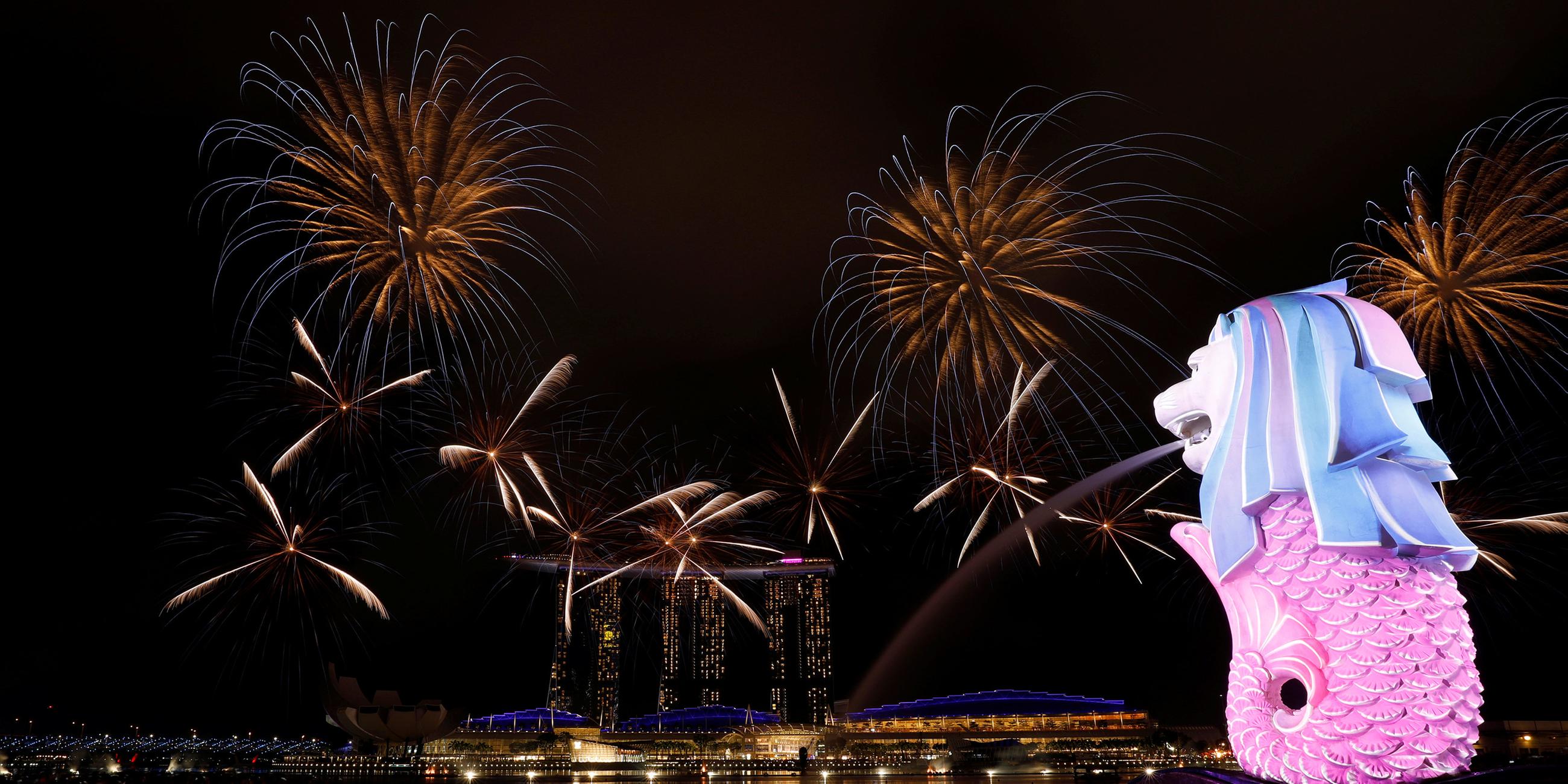 Feuerwerk über der Marina Bay in Singapur