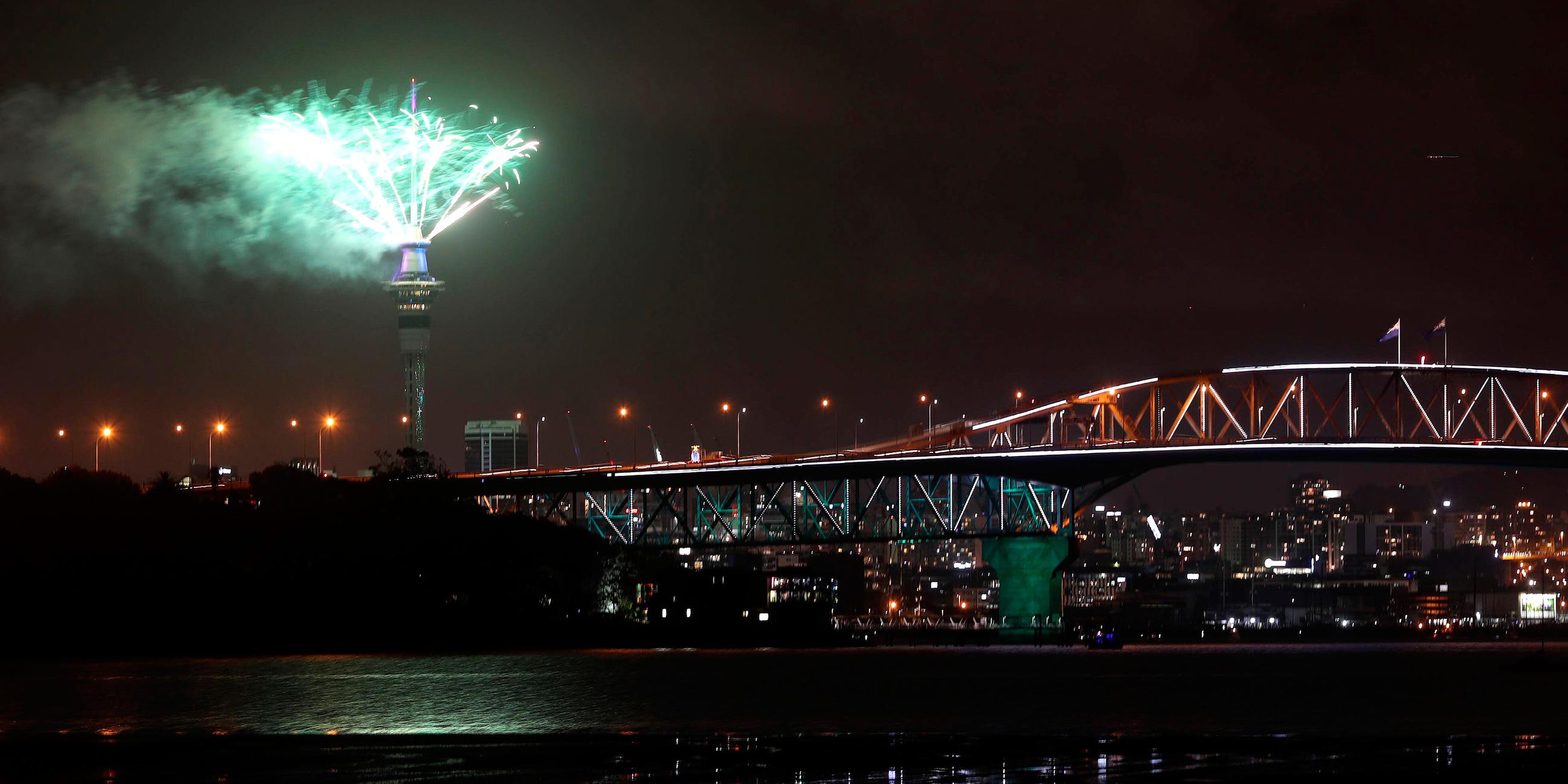 Aucklands Sky Tower erglüht im Feuerwerk