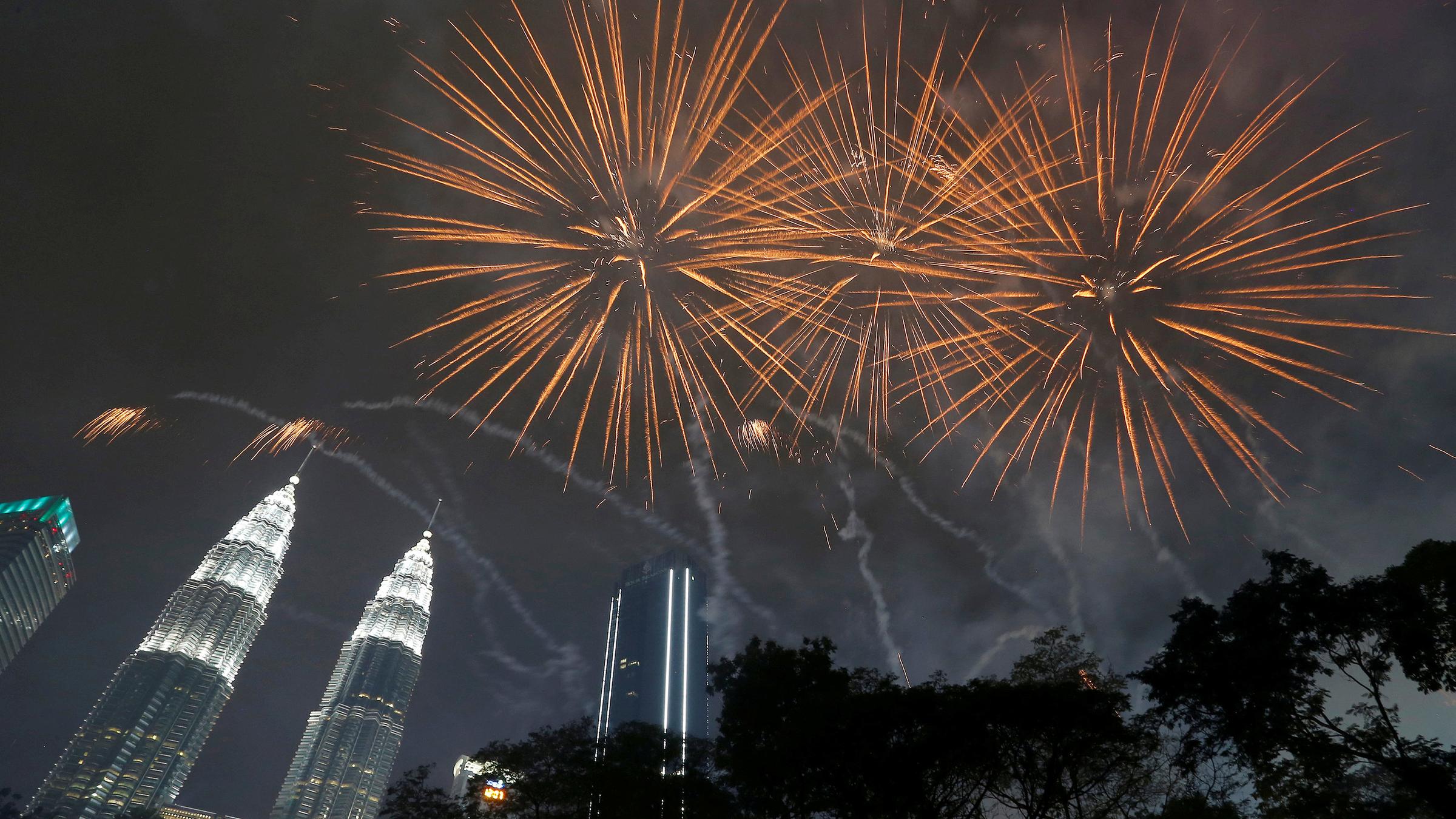 Silvesterfeierlichkeiten in Kuala Lumpur bei den Petronas Twin Towers