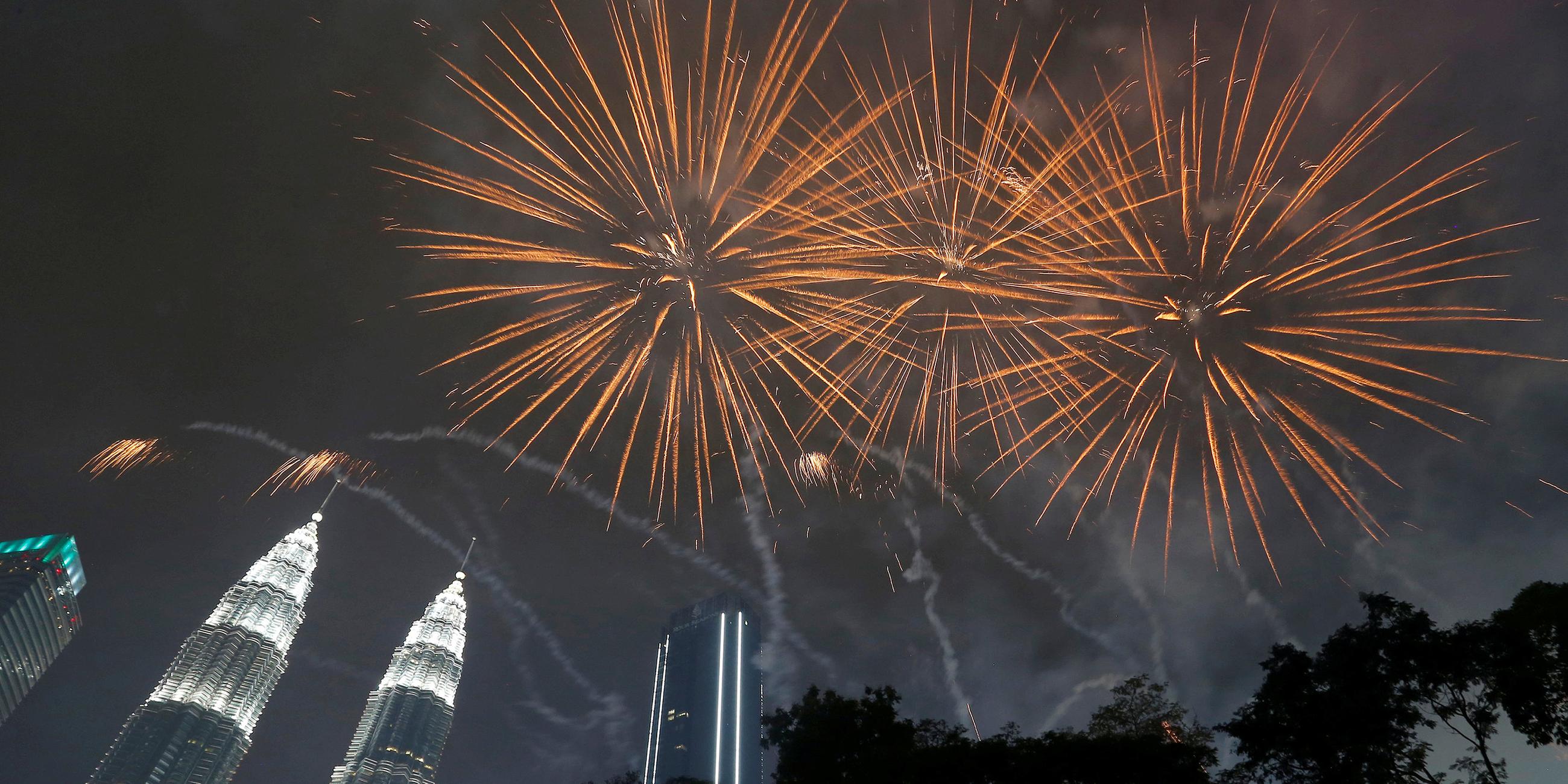 Silvesterfeierlichkeiten in Kuala Lumpur bei den Petronas Twin Towers