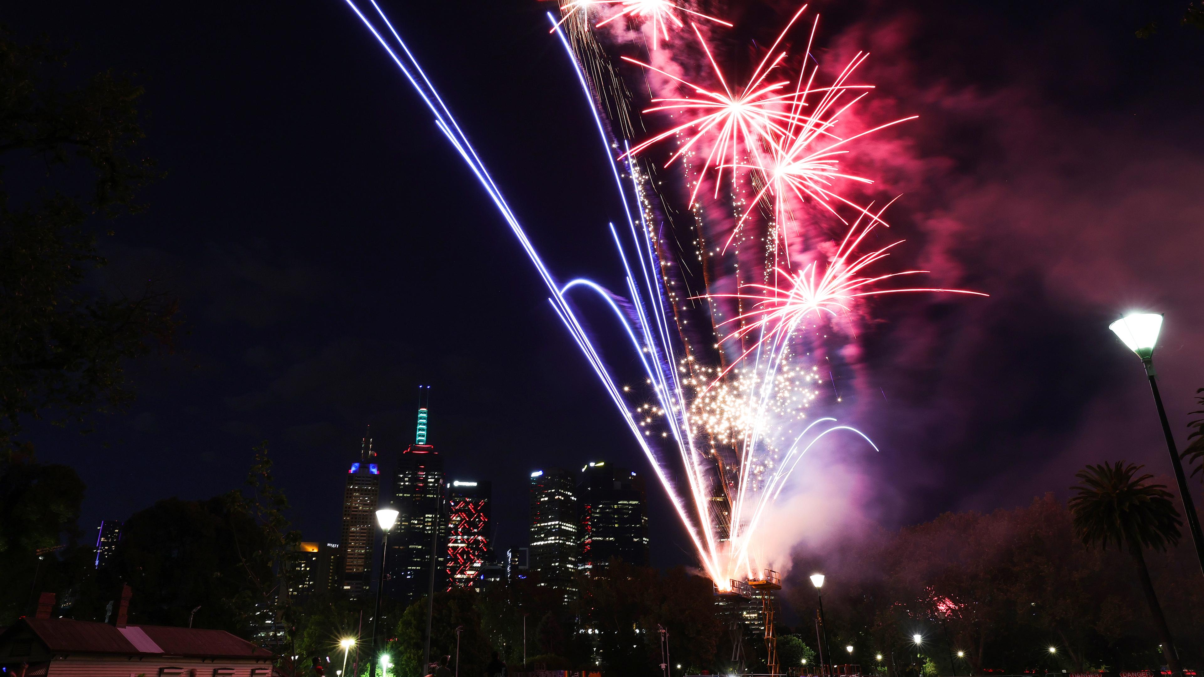 Feuerwerk ist während der Silvesterfeierlichkeiten in Melbourne