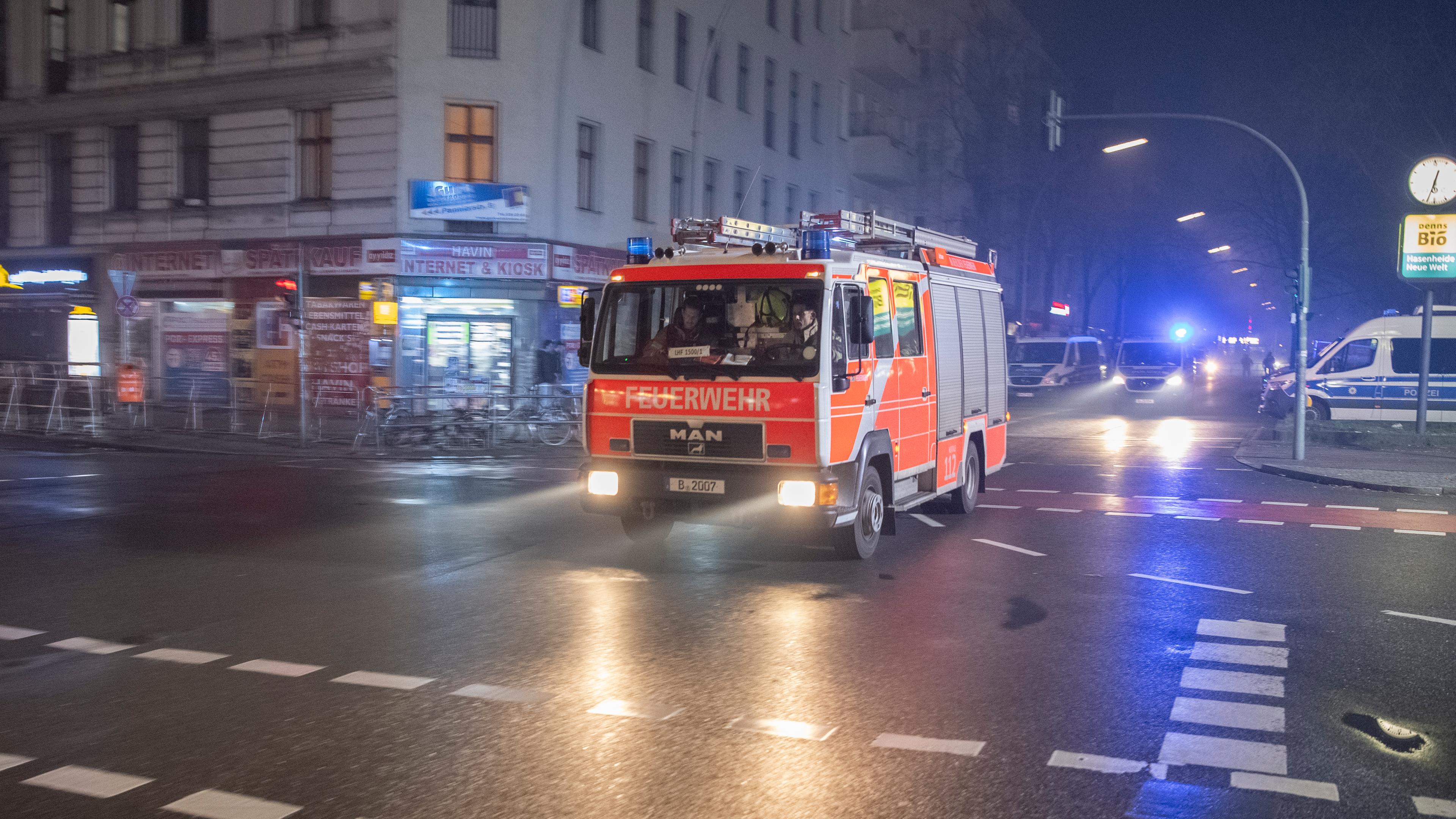 Silvesternacht in Berlin: Ein Einsatzfahrzeug der Feuerwehr fährt über die Sonnenallee.