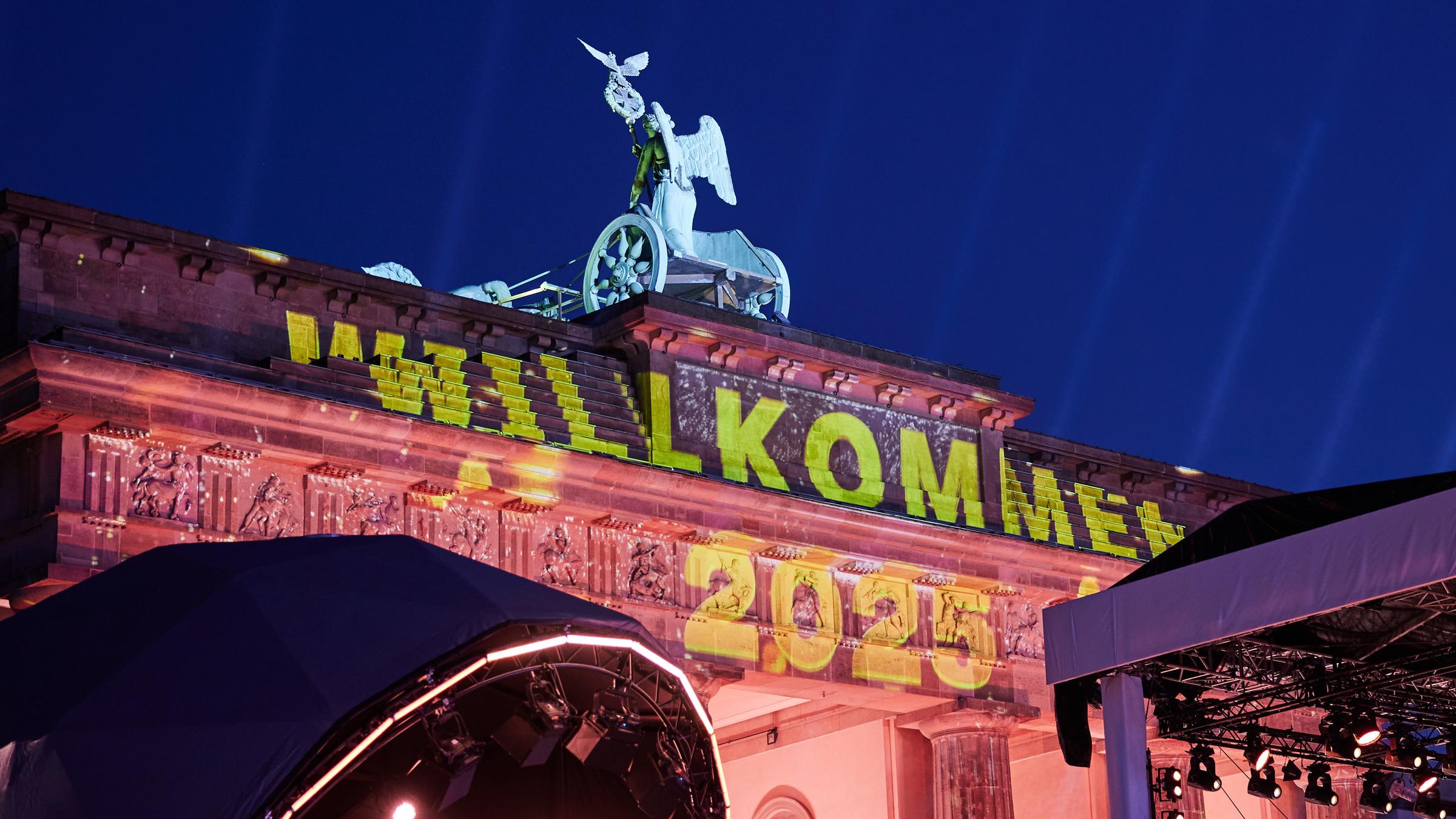 "Willkommen 2025" steht bei der Probe zur ZDF-Show "Celebrate at the Gate" am Brandenburger Tor. 