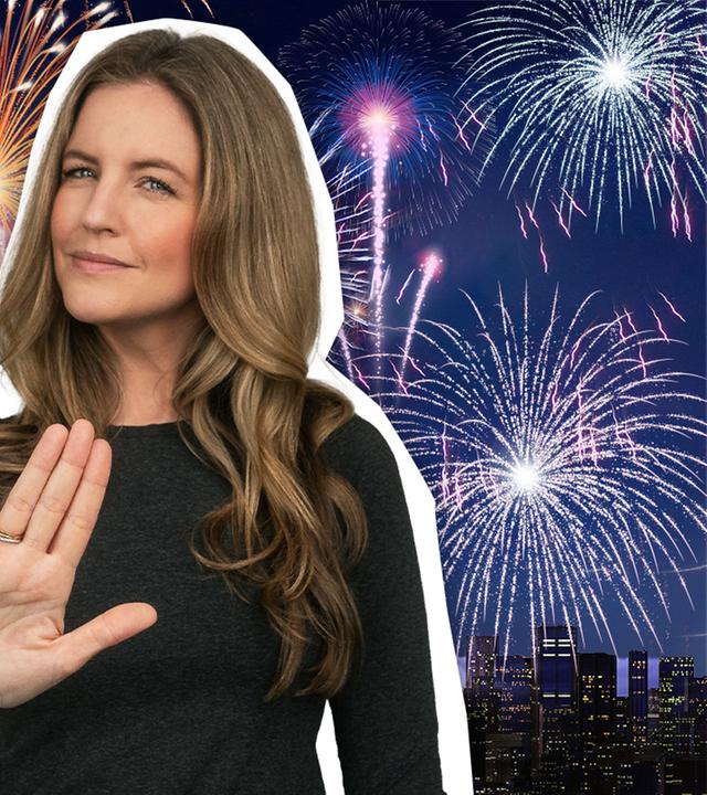 im Hintergrund ein Silvesterfeuerwerk, dabei auch ein Verbotszeichen aus Leuchtraketen, davor Tim und Jennie