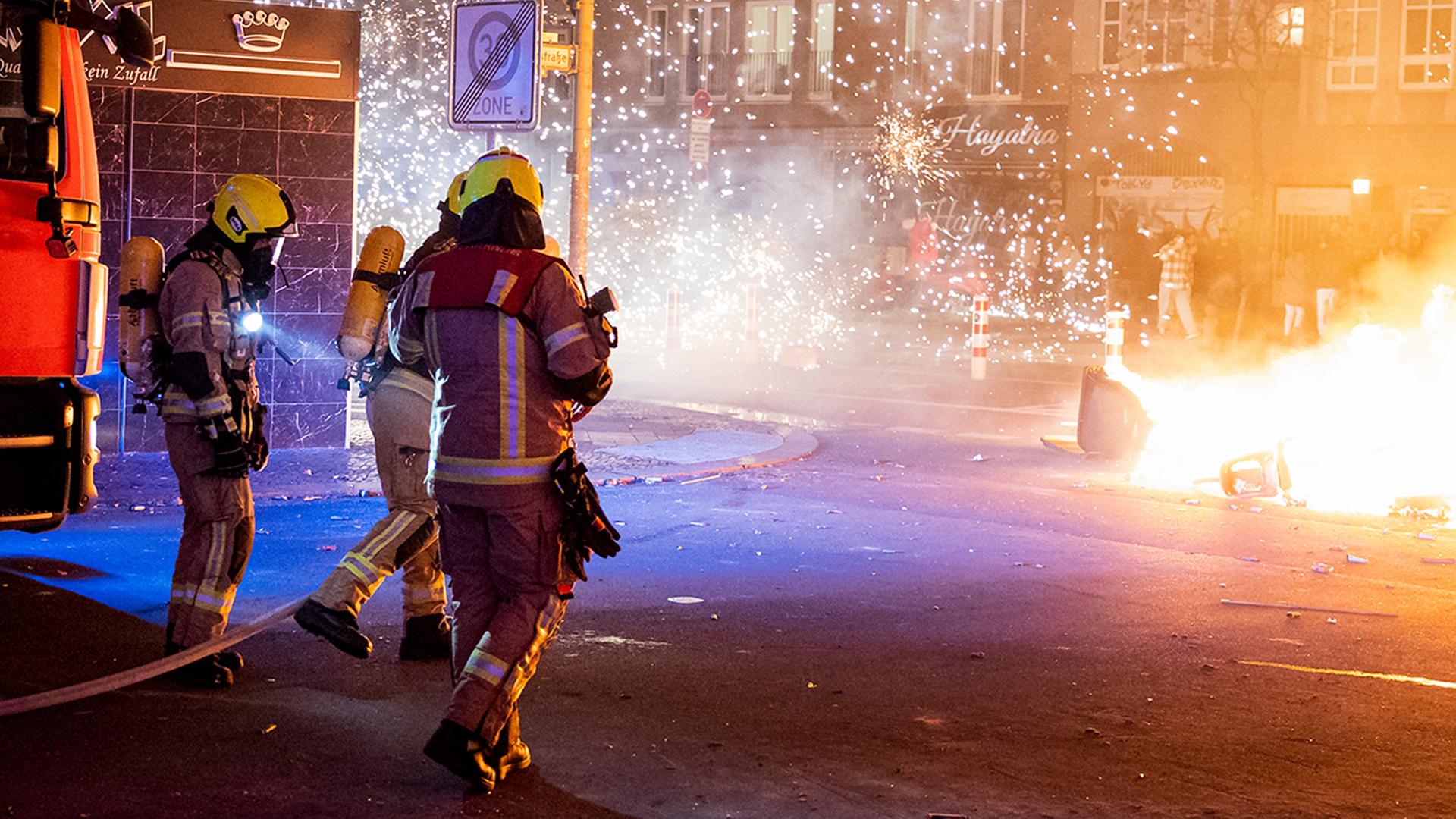 Rettungskräfte werden während eines Einsatzes an Silvester in Berlin angegriffen
