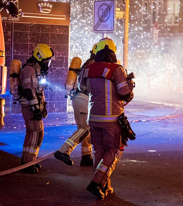 Rettungskräfte werden während eines Einsatzes an Silvester in Berlin angegriffen